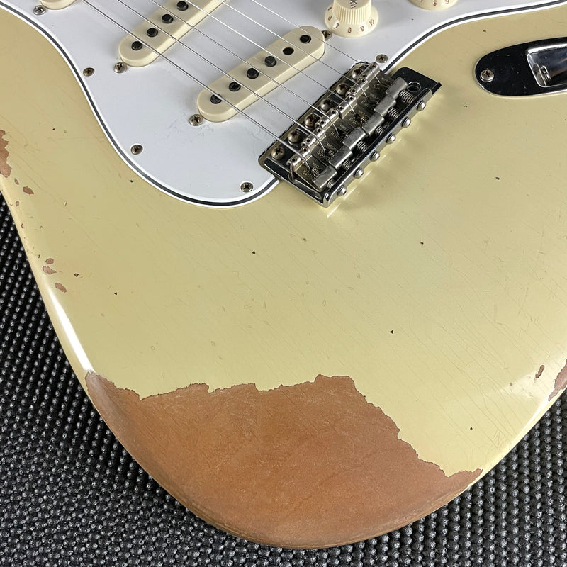 Fender Custom Shop 1967 Stratocaster, Heavy Relic- Aged Vintage White (8lbs 1oz) - Metronome Music Inc.