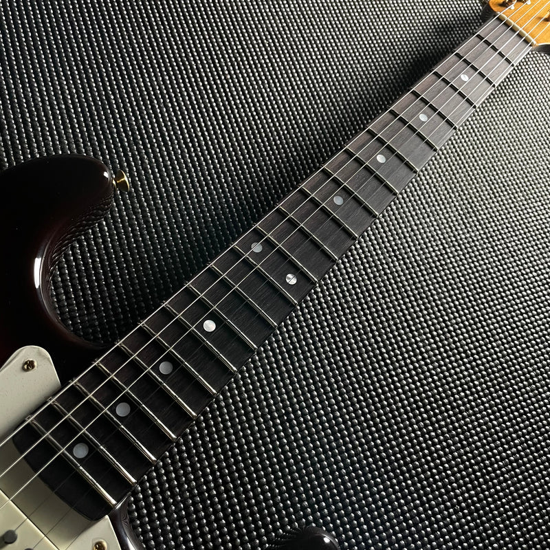Fender Artisan Korina Stratocaster, Rosewood- Chocolate 3-Color Sunburst (7lbs 12oz) - Metronome Music Inc.