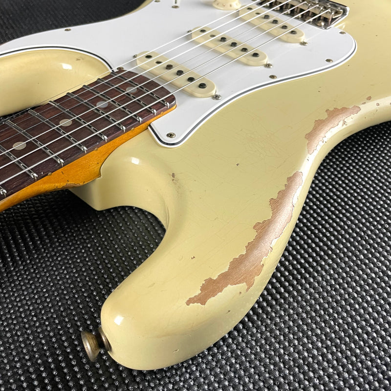 Fender Custom Shop 1967 Stratocaster, Heavy Relic- Aged Vintage White (8lbs 1oz) - Metronome Music Inc.