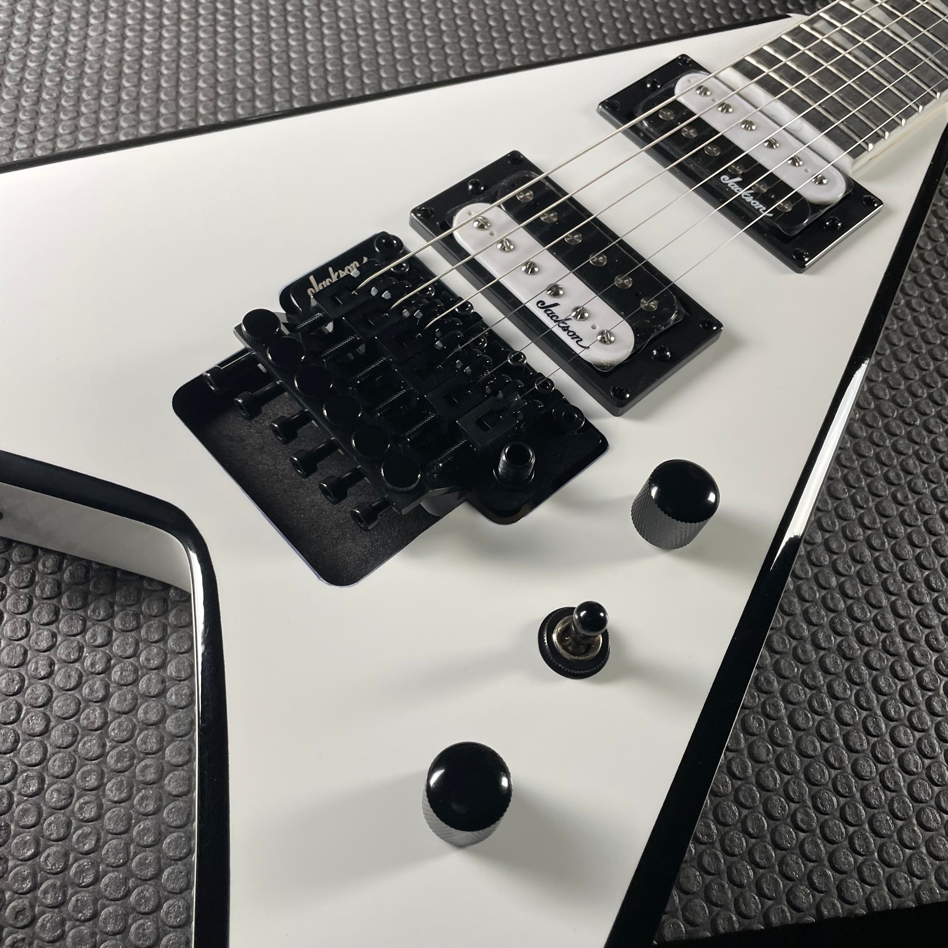 Jackson JS Series King V JS32, Amaranth- White with Black Bevels (6lbs 14oz)