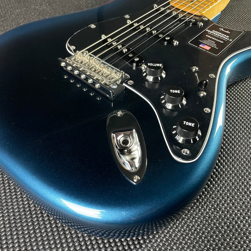 Fender American Professional II Stratocaster, Maple Fingerboard- Dark Night (US21029155)