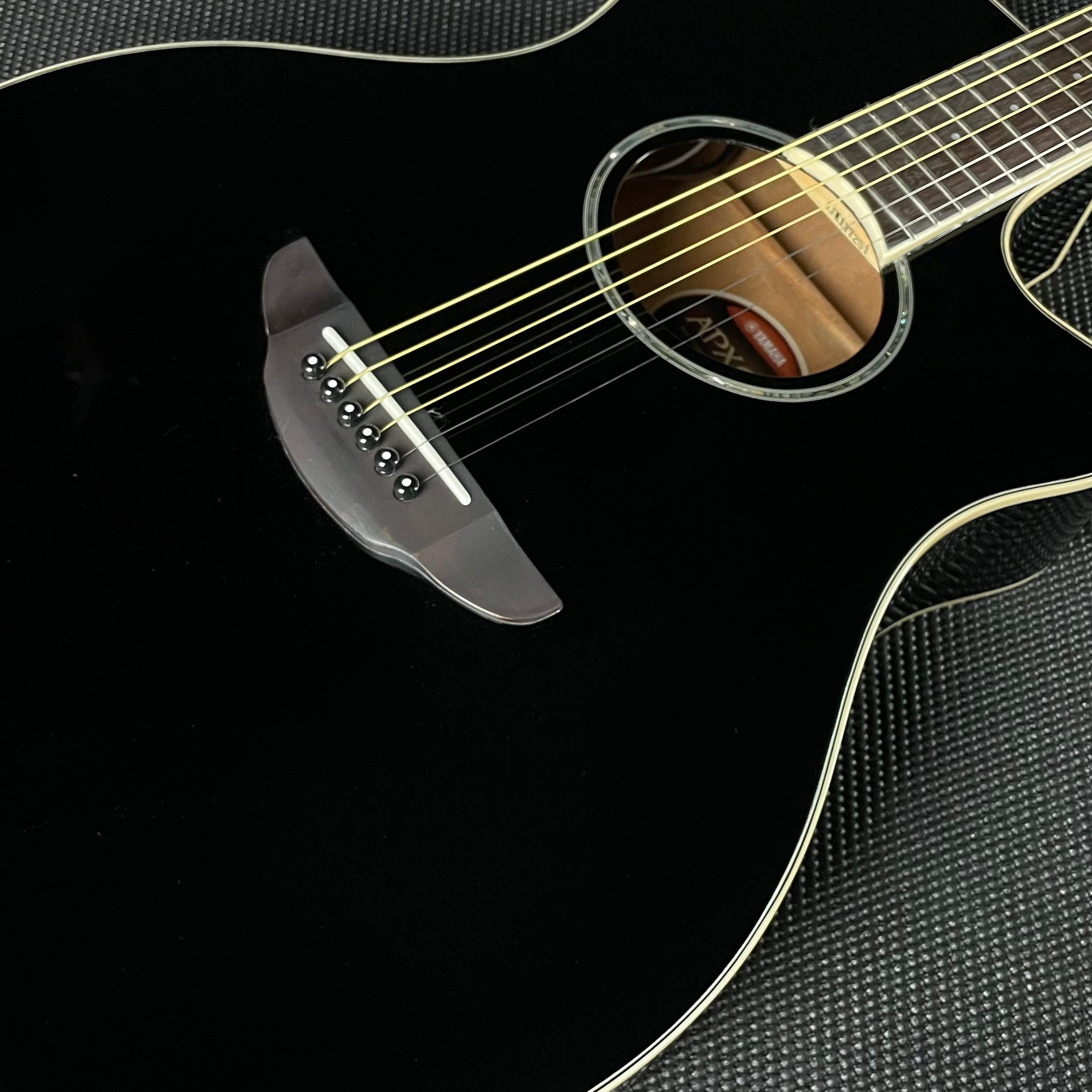 Yamaha APX600 Thinline Acoustic- Black - Metronome Music Inc.