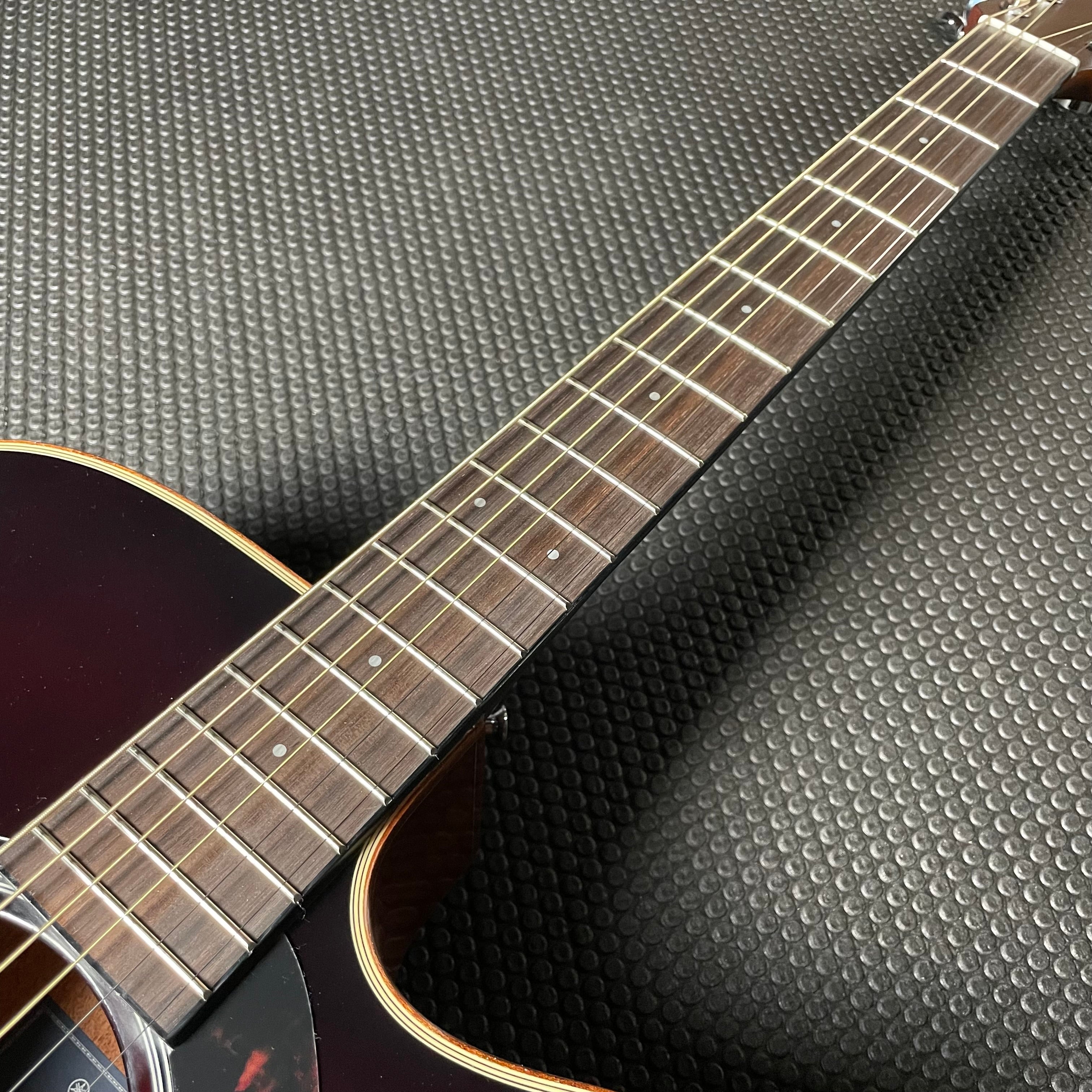 Yamaha A1M Western Cutaway, Mahogany - Tobacco Brown Sunburst