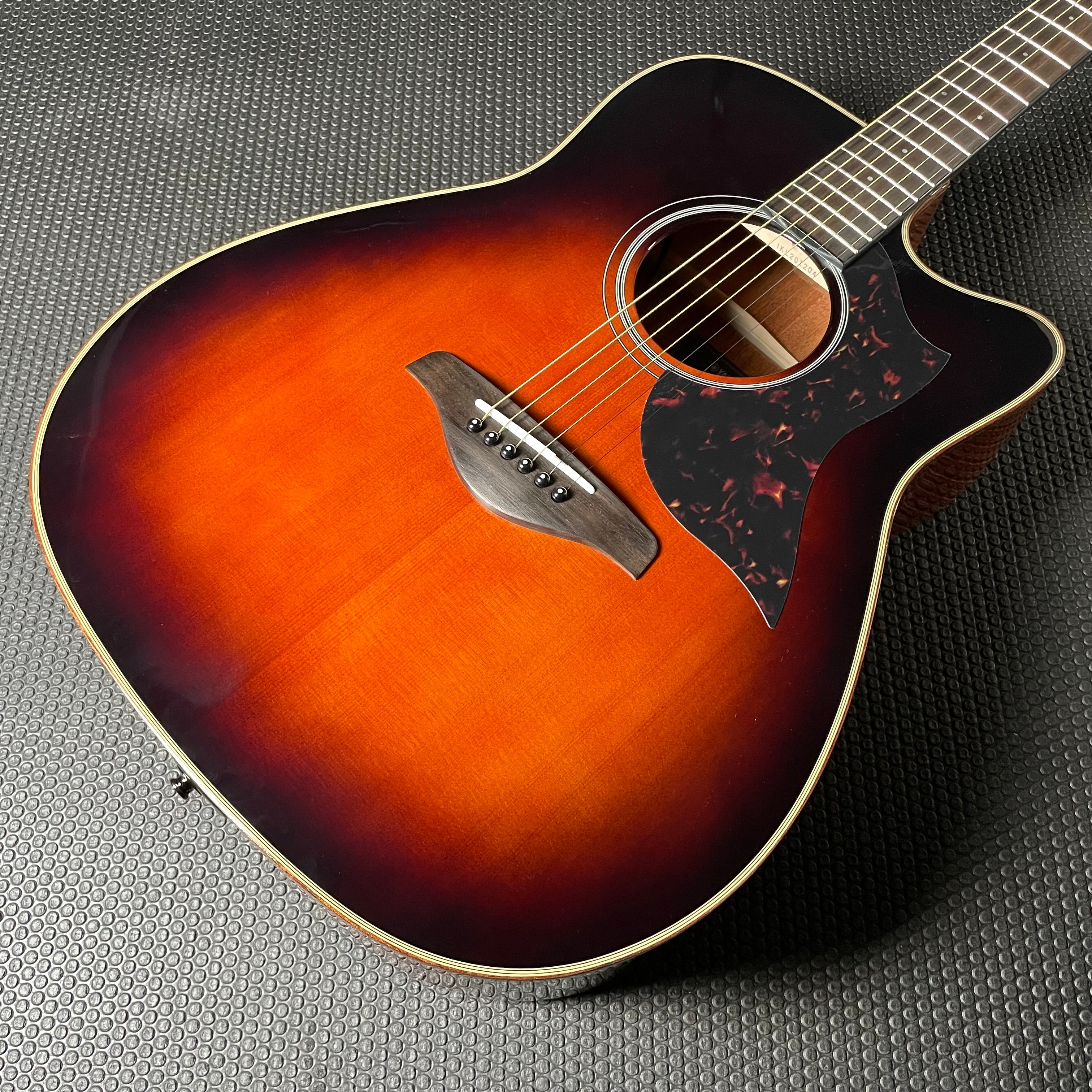 Yamaha A1M Western Cutaway, Mahogany - Tobacco Brown Sunburst