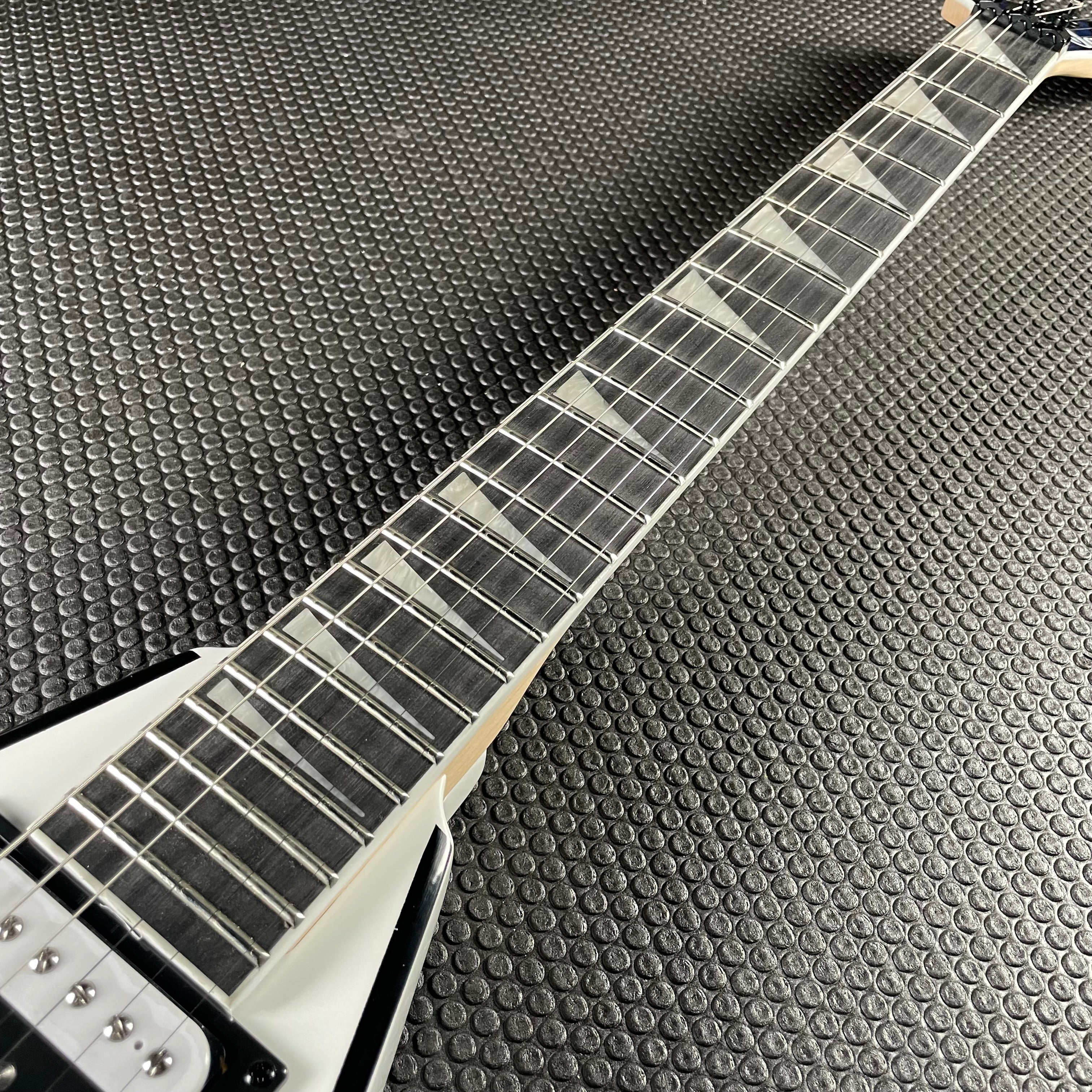 Jackson JS Series King V JS32, Amaranth- White with Black Bevels (6lbs 14oz)