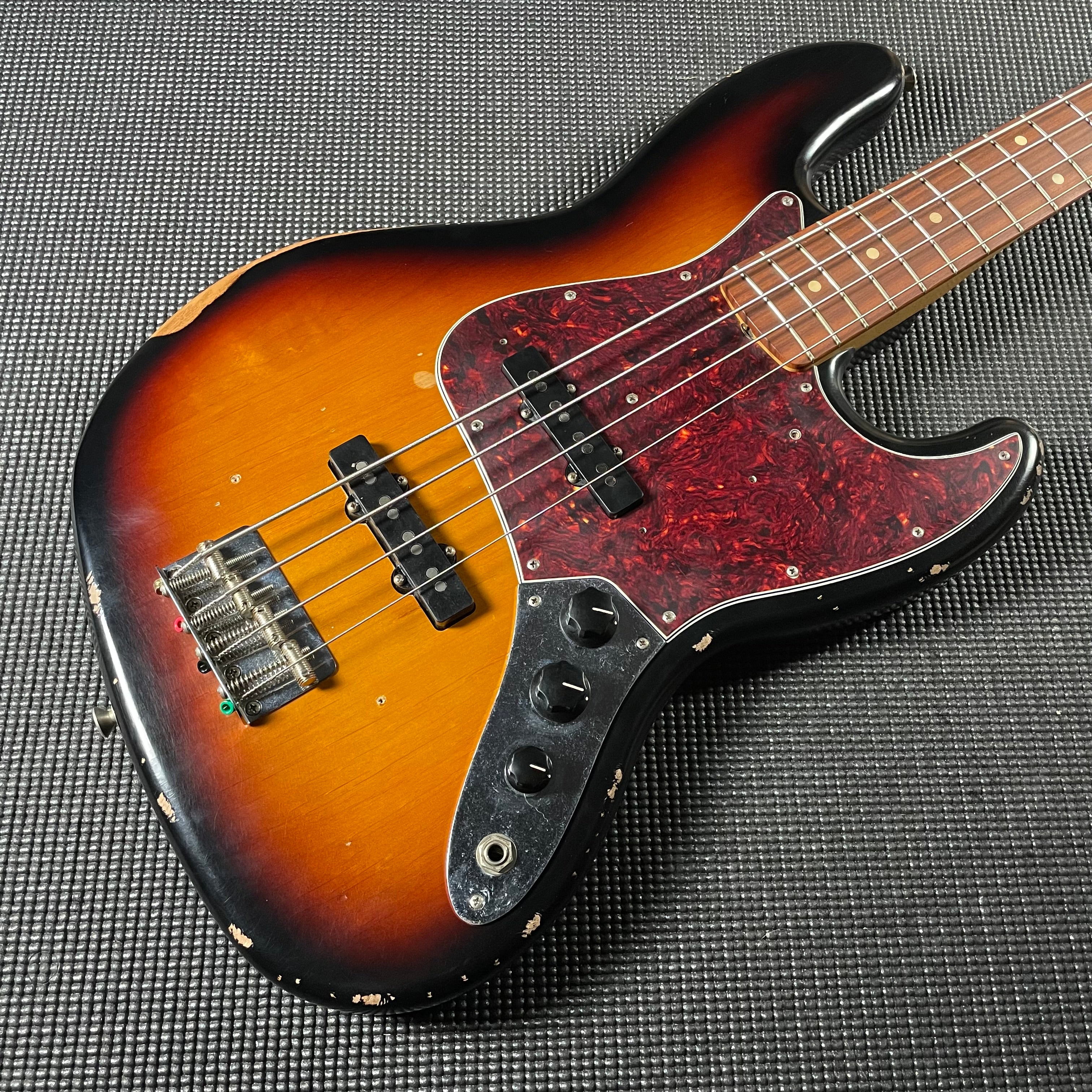 Fender Road Worn '60s Jazz Bass w/Gig Bag - 3-Color Sunburst