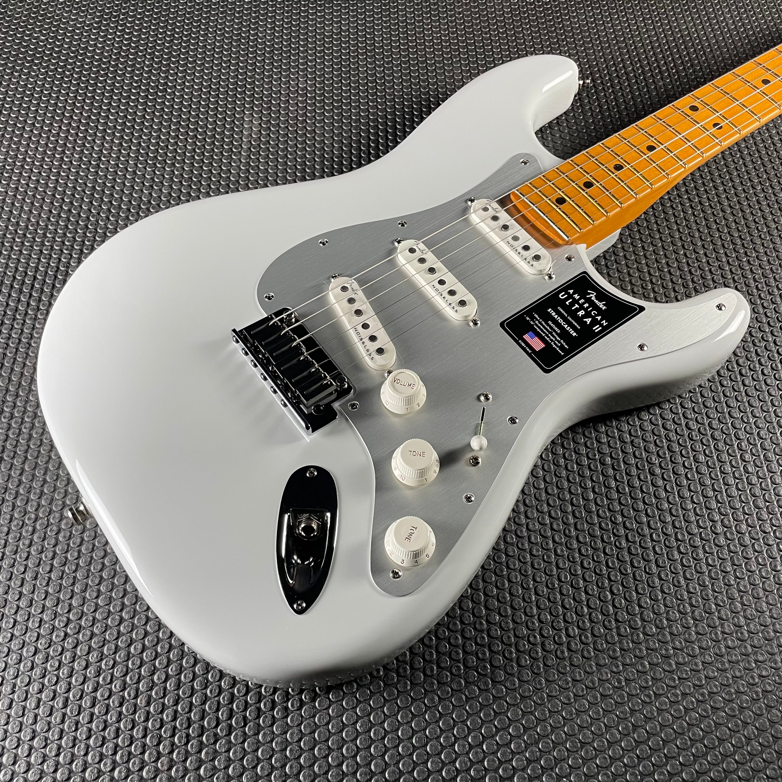 Fender American Ultra II Stratocaster, Maple- Avalanche (7lbs 14oz)