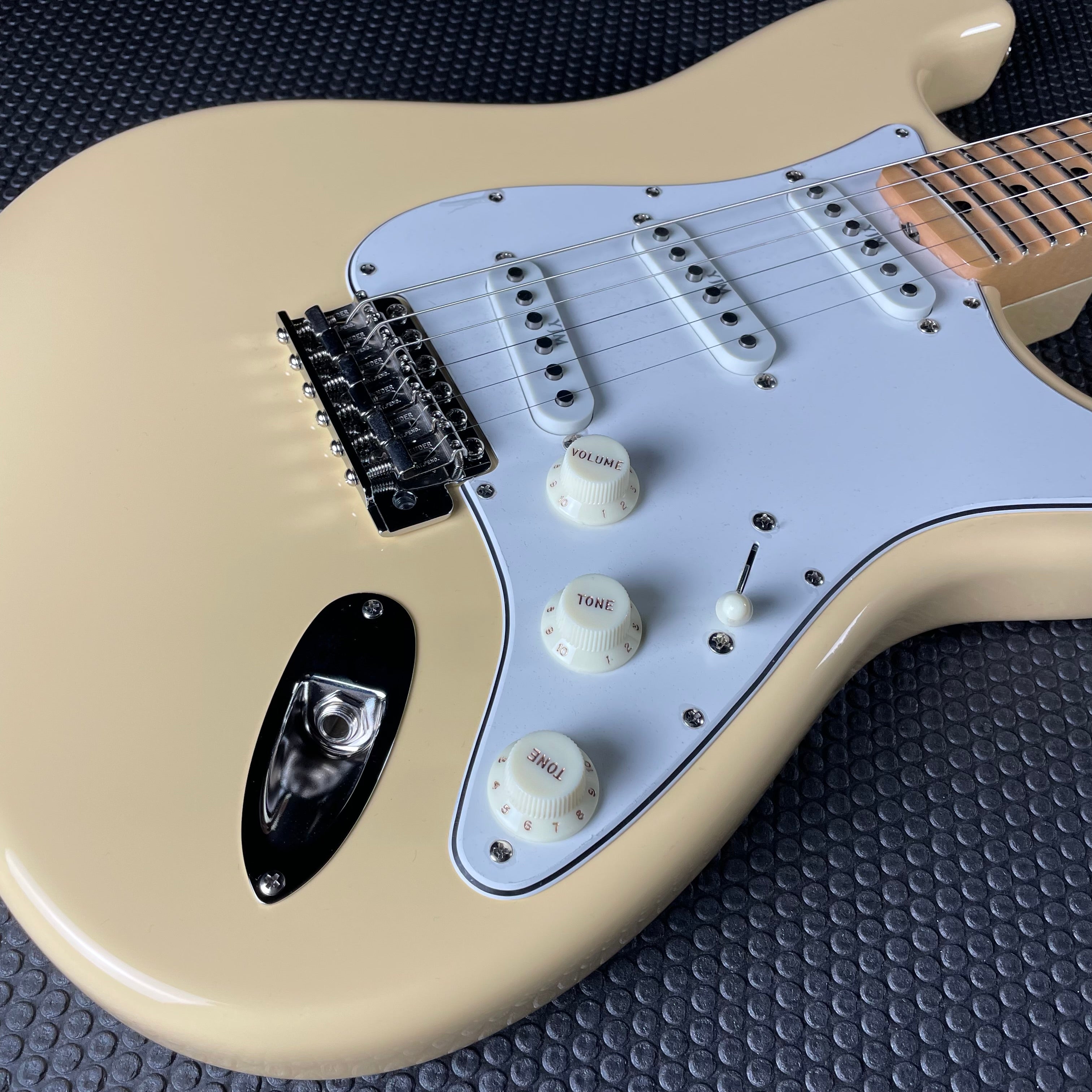 Fender Custom Shop Yngwie Malmsteen Signature Stratocaster, Scalloped Maple Fingerboard - Vintage White (8lbs 2oz)