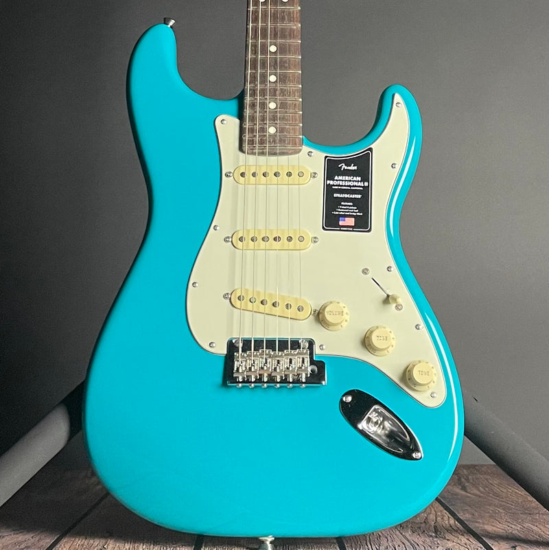 Fender American Professional II Stratocaster, Rosewood Fingerboard- Miami Blue (US21010897)