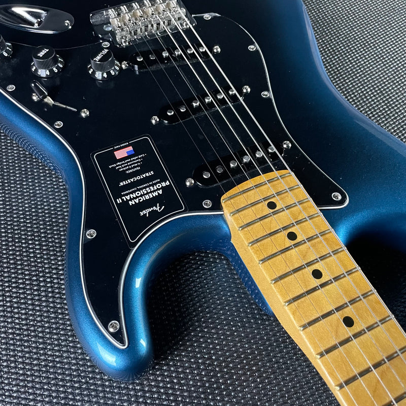 Fender American Professional II Stratocaster, Maple Fingerboard- Dark Night (US22008330)