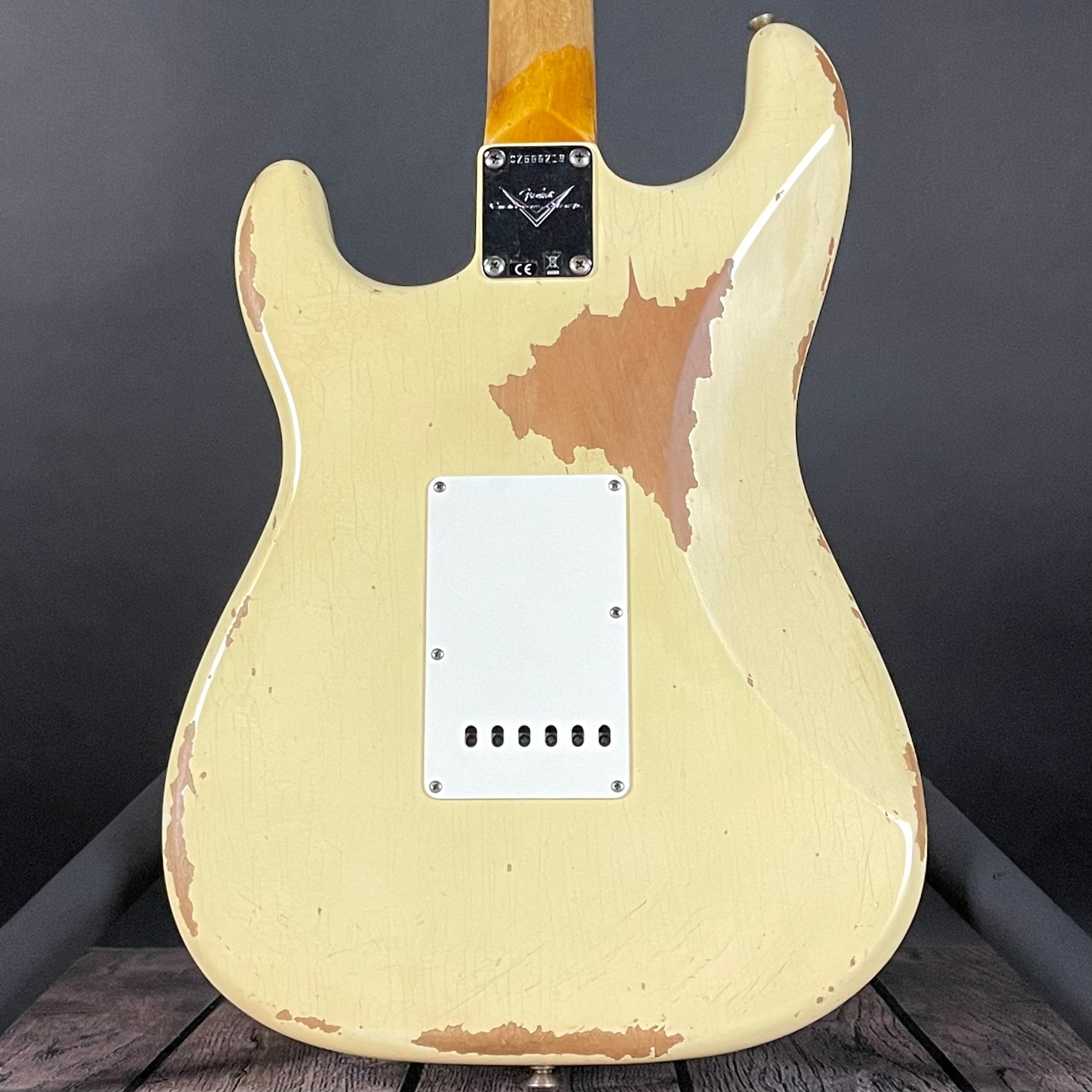 Fender Custom Shop 1967 Stratocaster, Heavy Relic- Aged Vintage White (8lbs 1oz) - Metronome Music Inc.