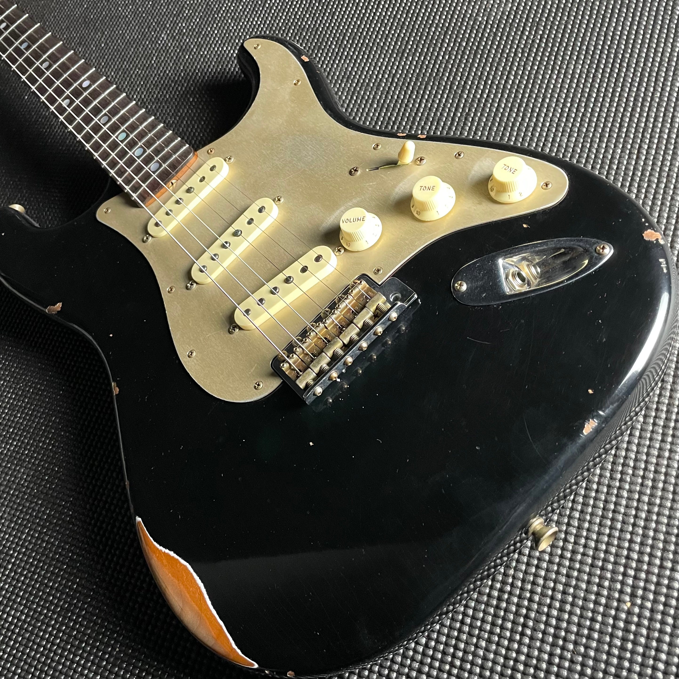 Fender Custom Shop LTD Roasted "Big Head" Stratocaster, Relic- Aged Black (7lbs 12oz) - Metronome Music Inc.