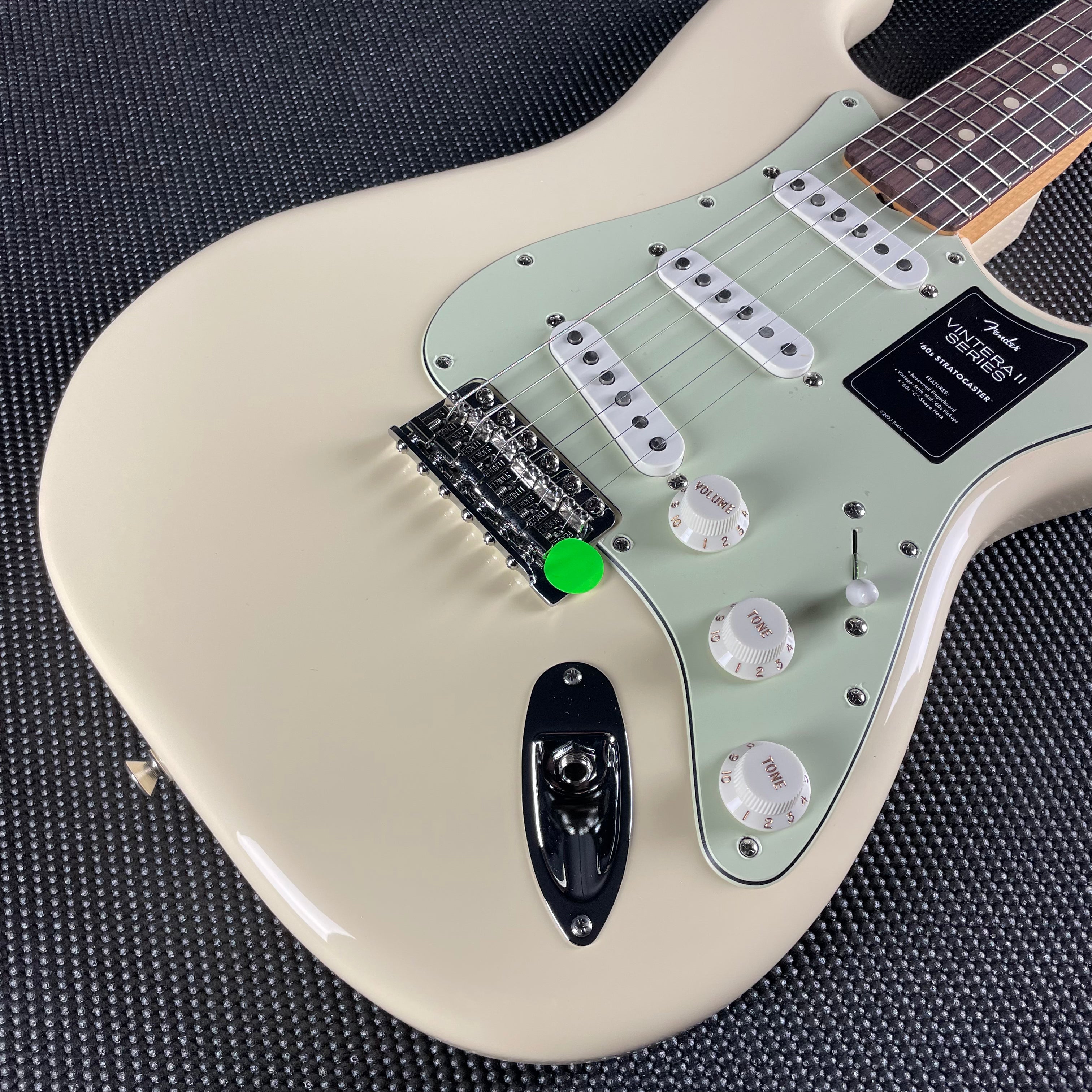 Fender Vintera II 60s Stratocaster, Rosewood Fingerboard- Olympic White (MX23078550) - Metronome Music Inc.