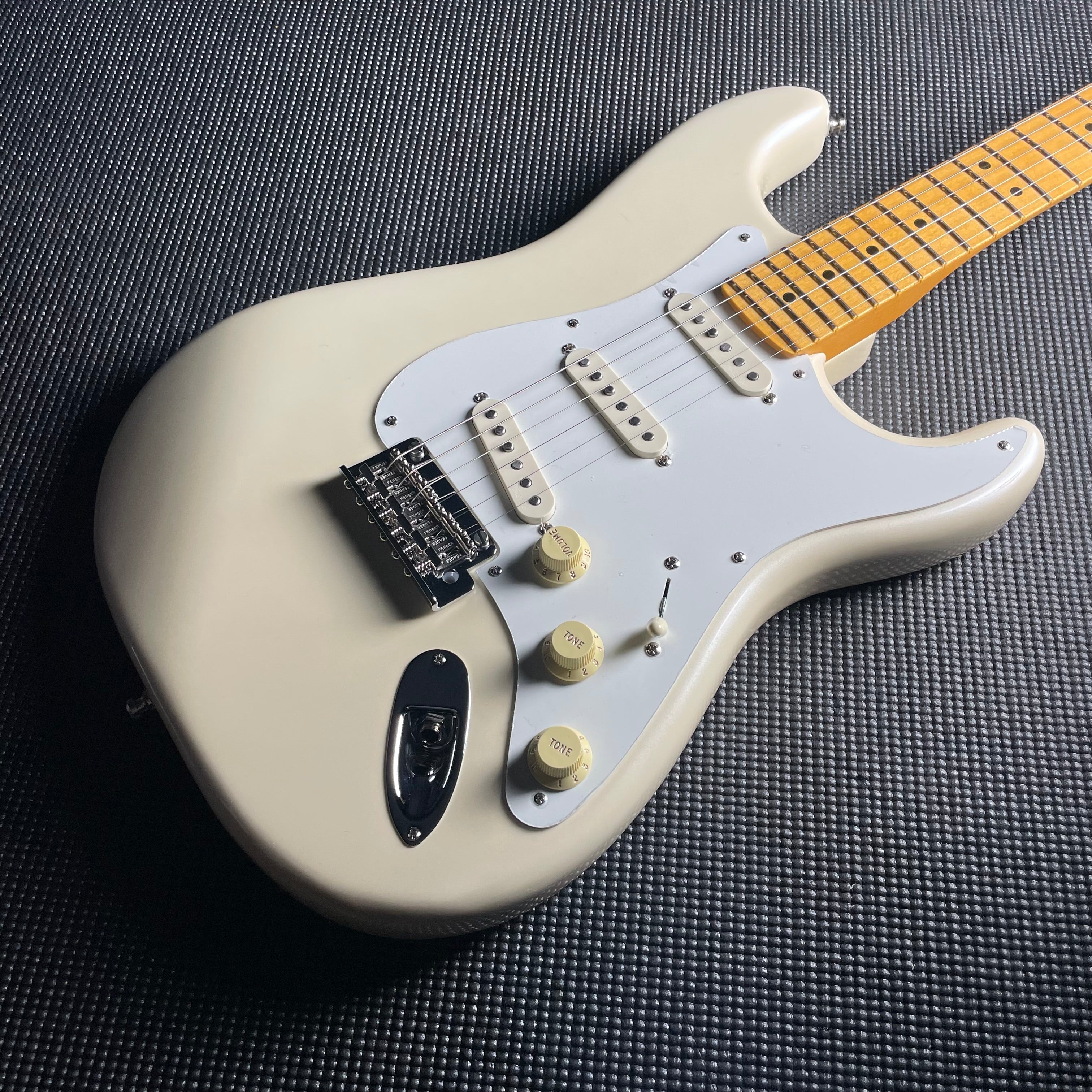 Fender Lincoln Brewster Stratocaster, Maple- Olympic Pearl (LB01260) - Metronome Music Inc.