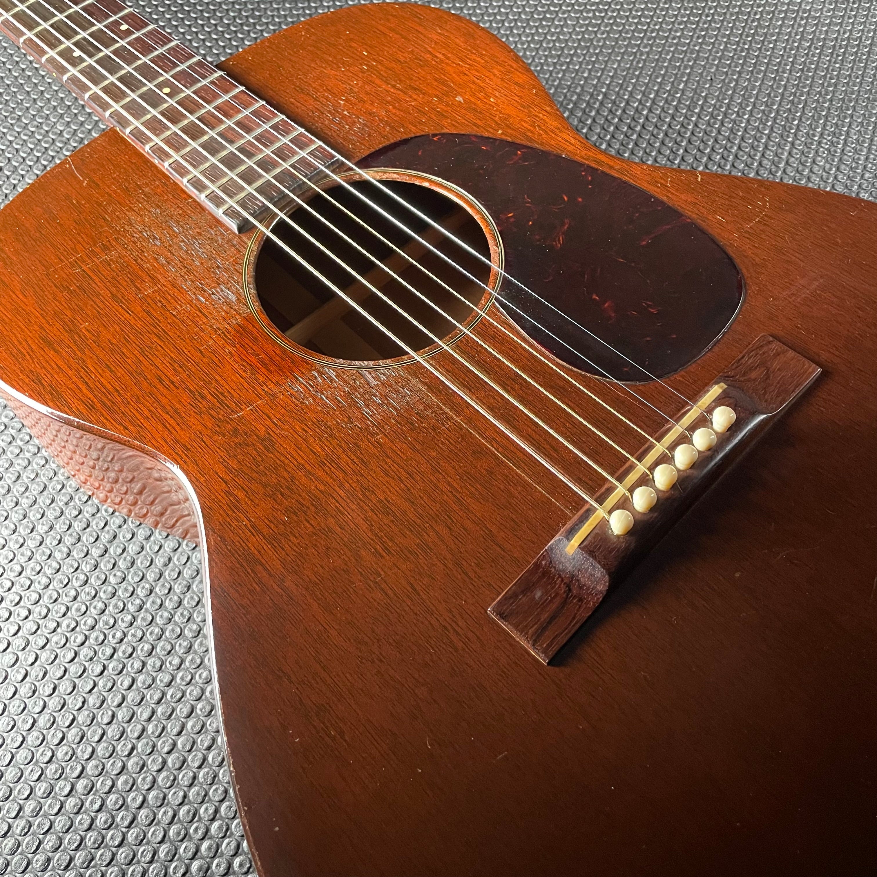 C.F. Martin 00-17 Flat Top Acoustic w/Chipboard Case (1949)