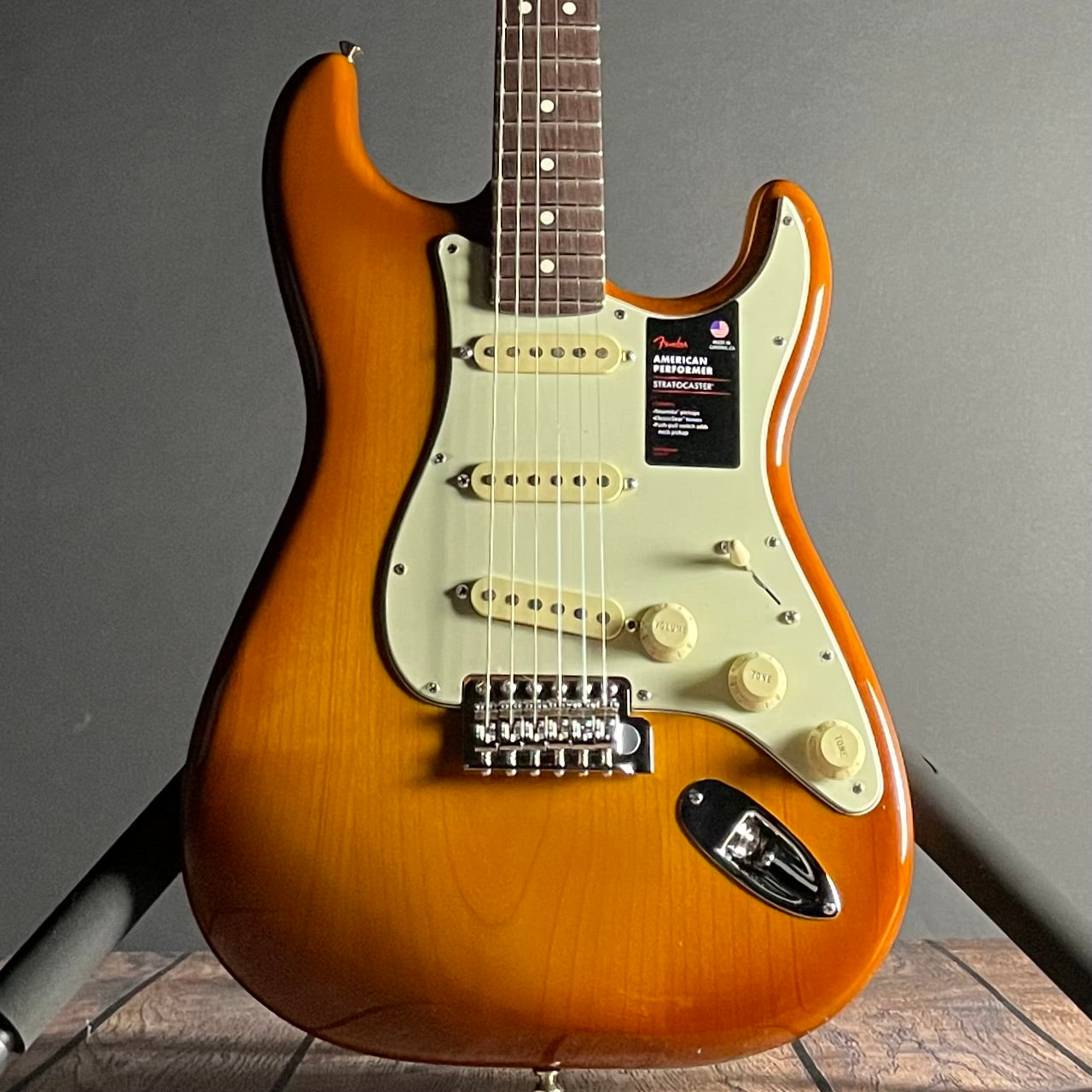 Fender American Performer Stratocaster, Rosewood- Honey Burst (US23071556) - Metronome Music Inc.