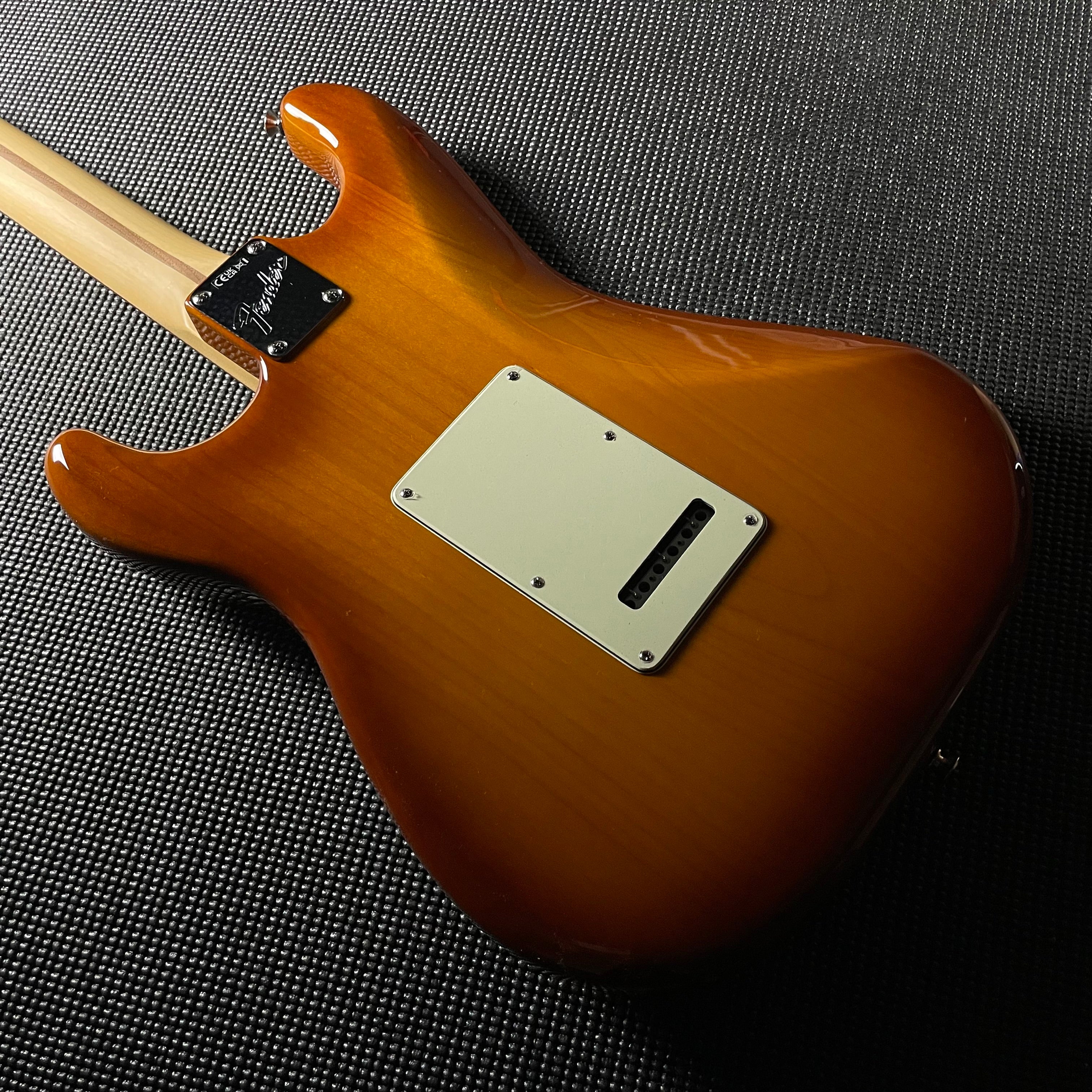 Fender American Performer Stratocaster, Rosewood- Honey Burst (US23071556) - Metronome Music Inc.