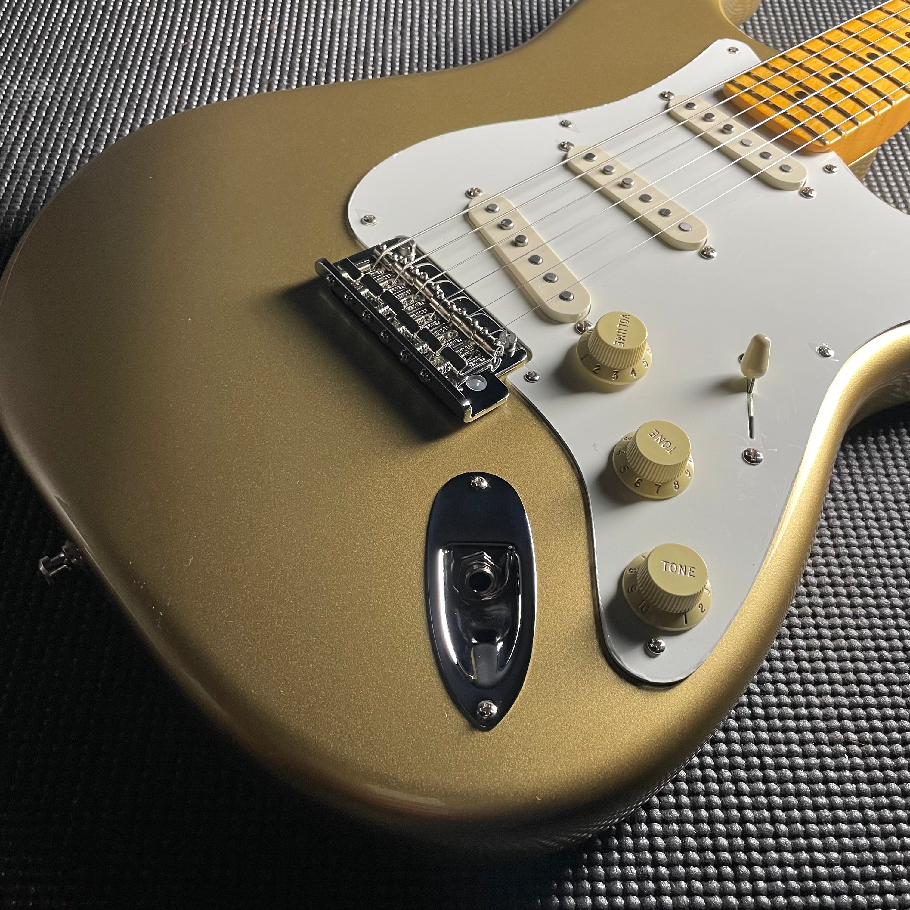 Fender Lincoln Brewster Stratocaster, Maple- Aztec Gold (LB01458) - Metronome Music Inc.