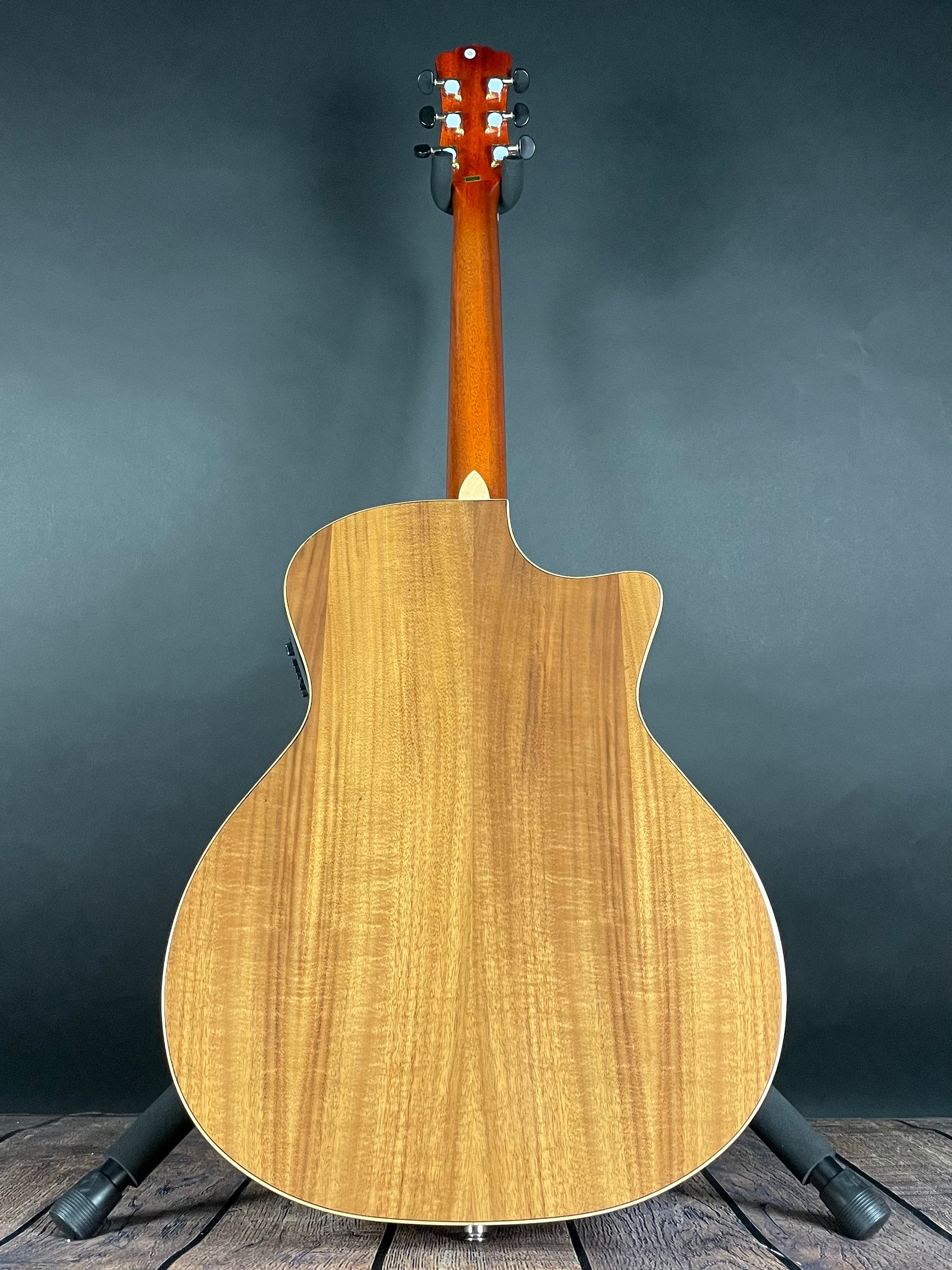 Luna Vista Wolf Tropical Wood, Left-Handed w/Hardhsell Case - Metronome Music Inc.