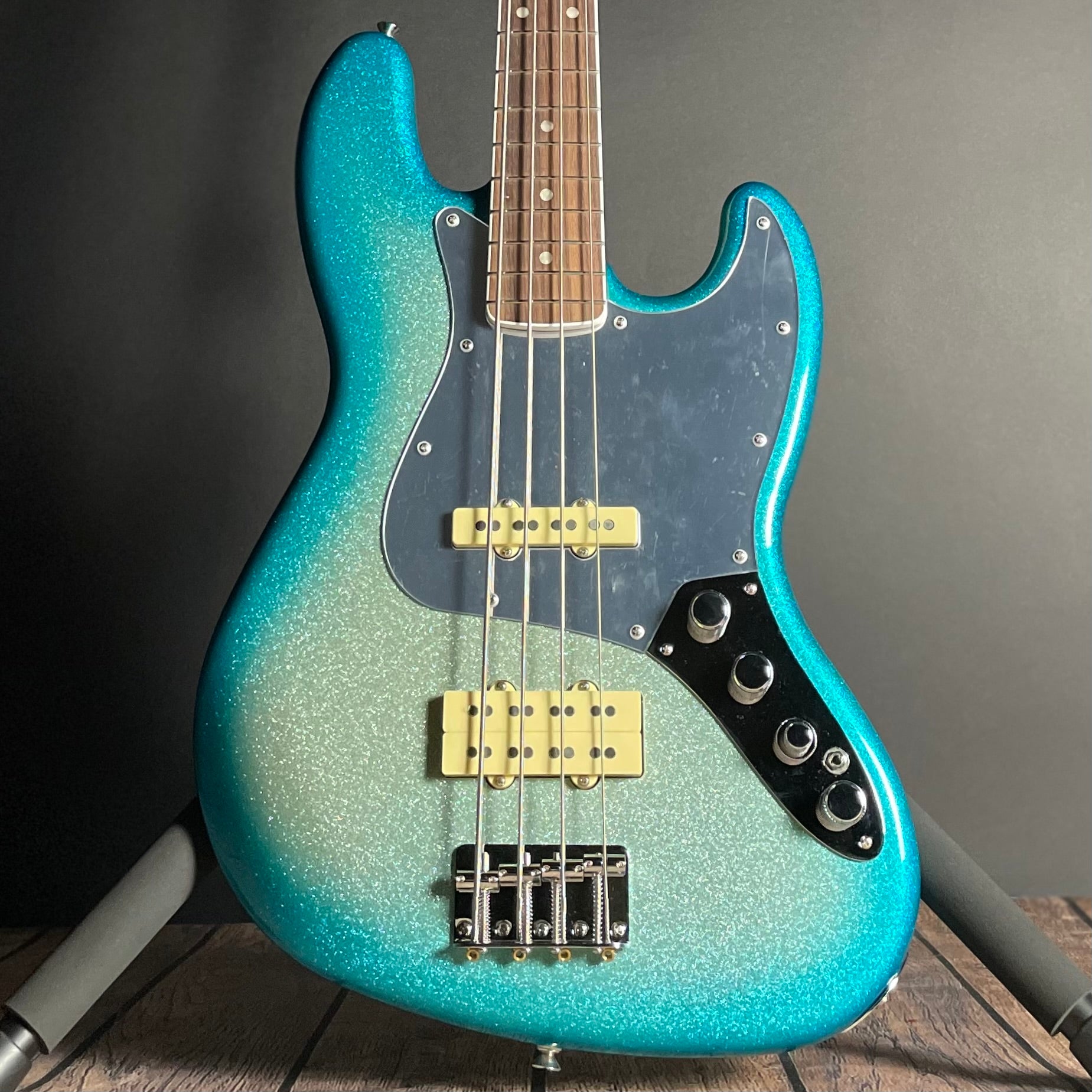 Fender Limited Player Plus, Blu DeTiger Jazz Bass, Rosewood- Sky Burst Sparkle (8lbs 1oz)