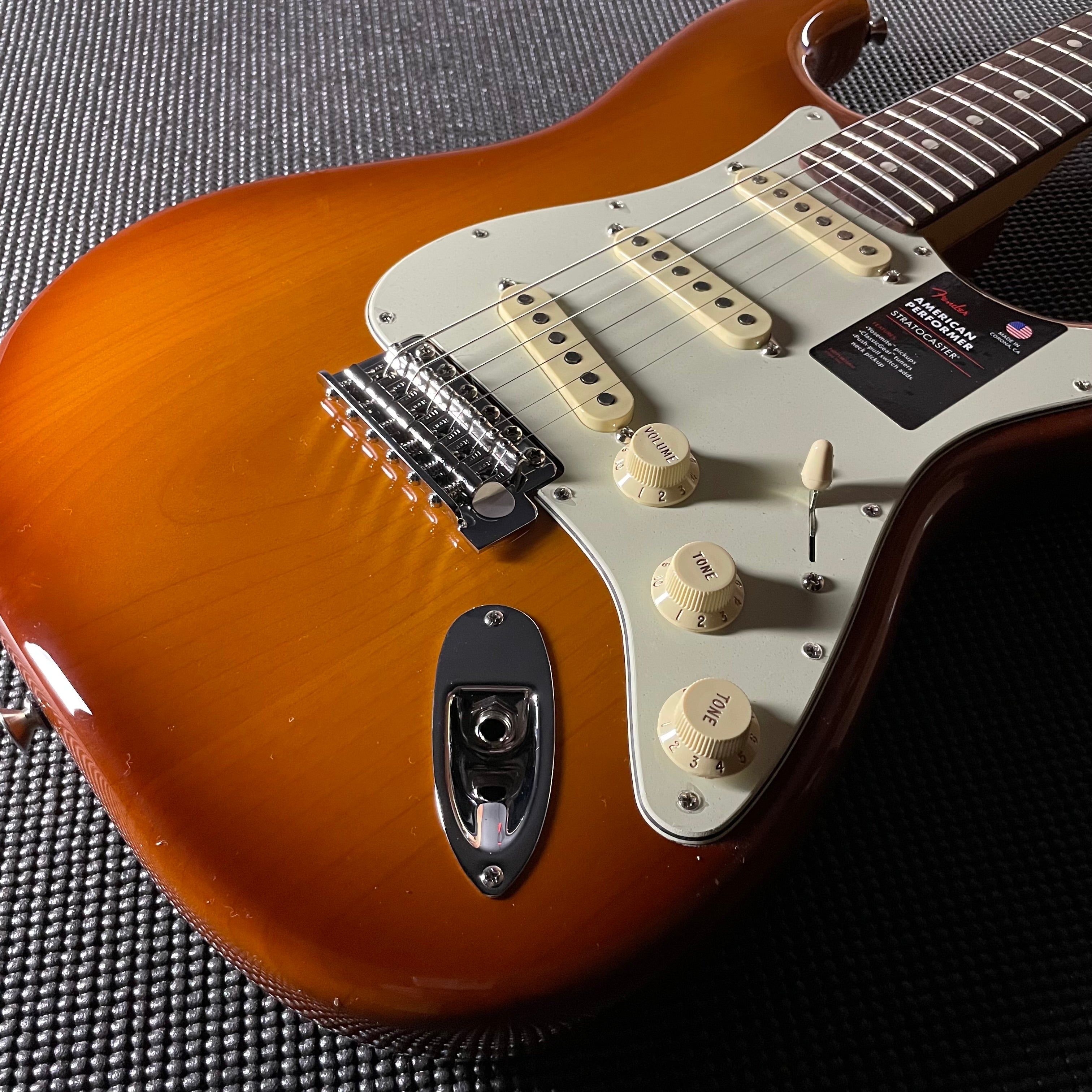 Fender American Performer Stratocaster, Rosewood- Honey Burst (US23071556) - Metronome Music Inc.