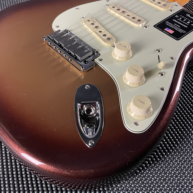 Fender American Ultra Stratocaster, Maple Fingerboard- Mocha Burst (US23024683)