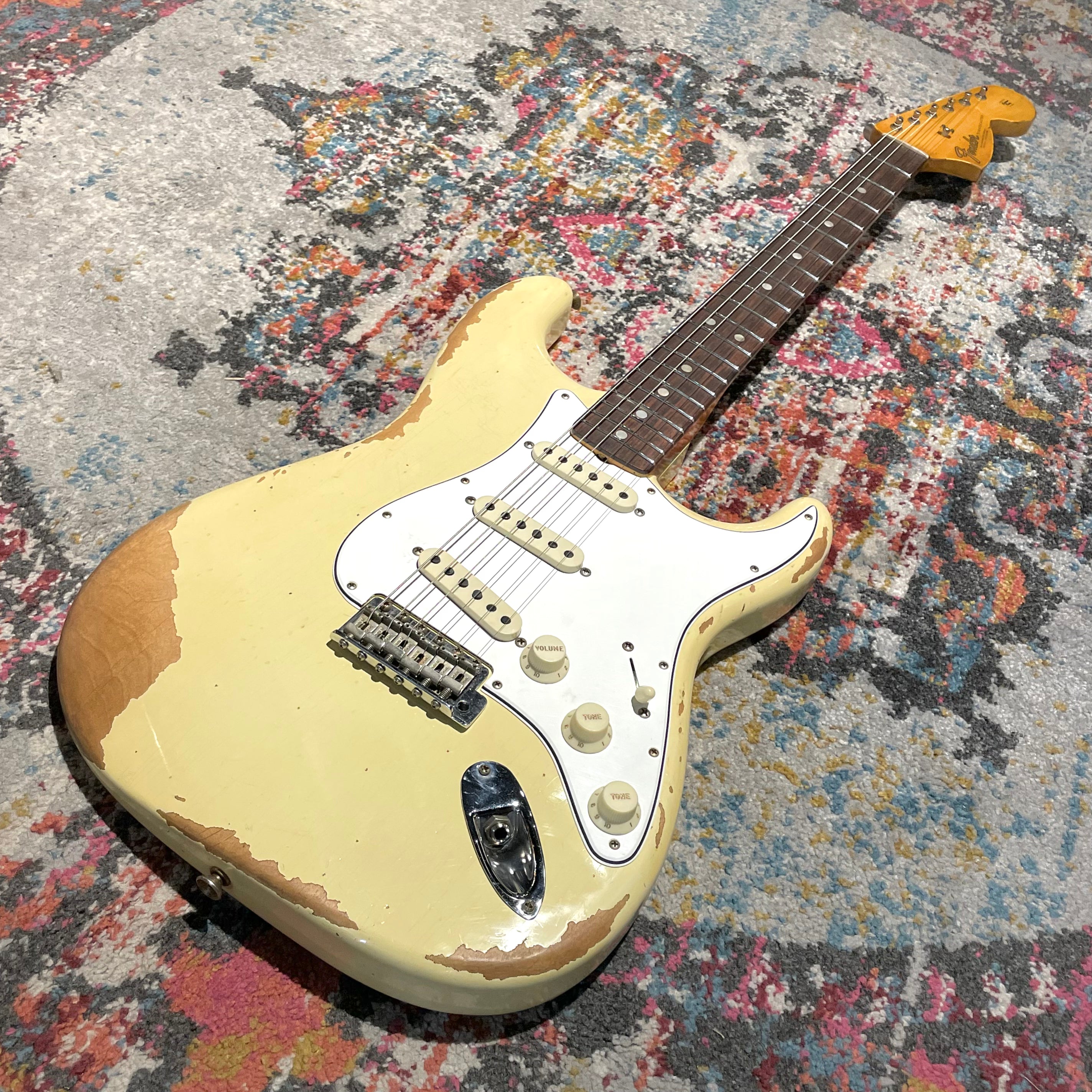 Fender Custom Shop 1967 Stratocaster, Heavy Relic- Aged Vintage White (8lbs 1oz) - Metronome Music Inc.