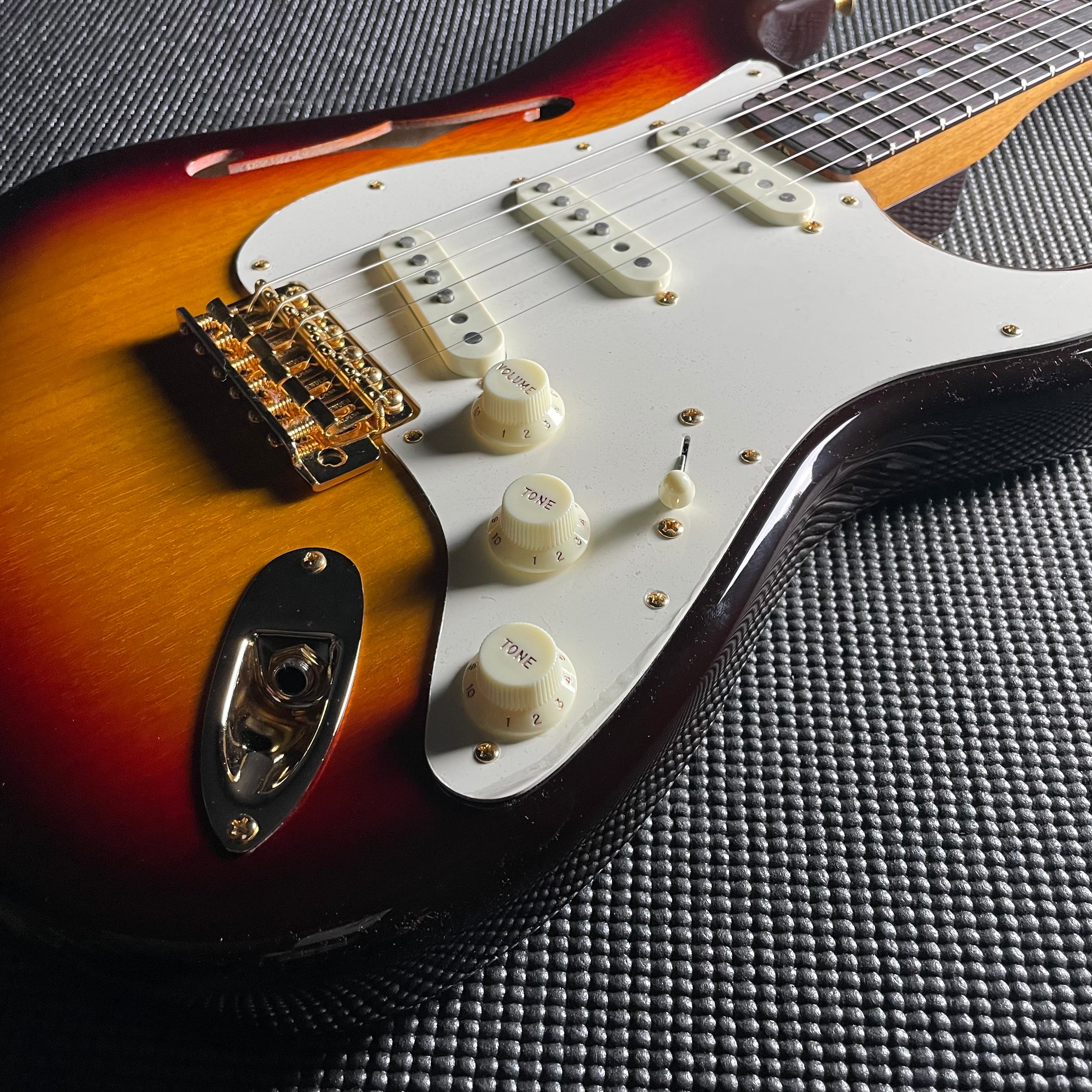 Fender Artisan Korina Stratocaster, Rosewood- Chocolate 3-Color Sunburst (7lbs 12oz) - Metronome Music Inc.