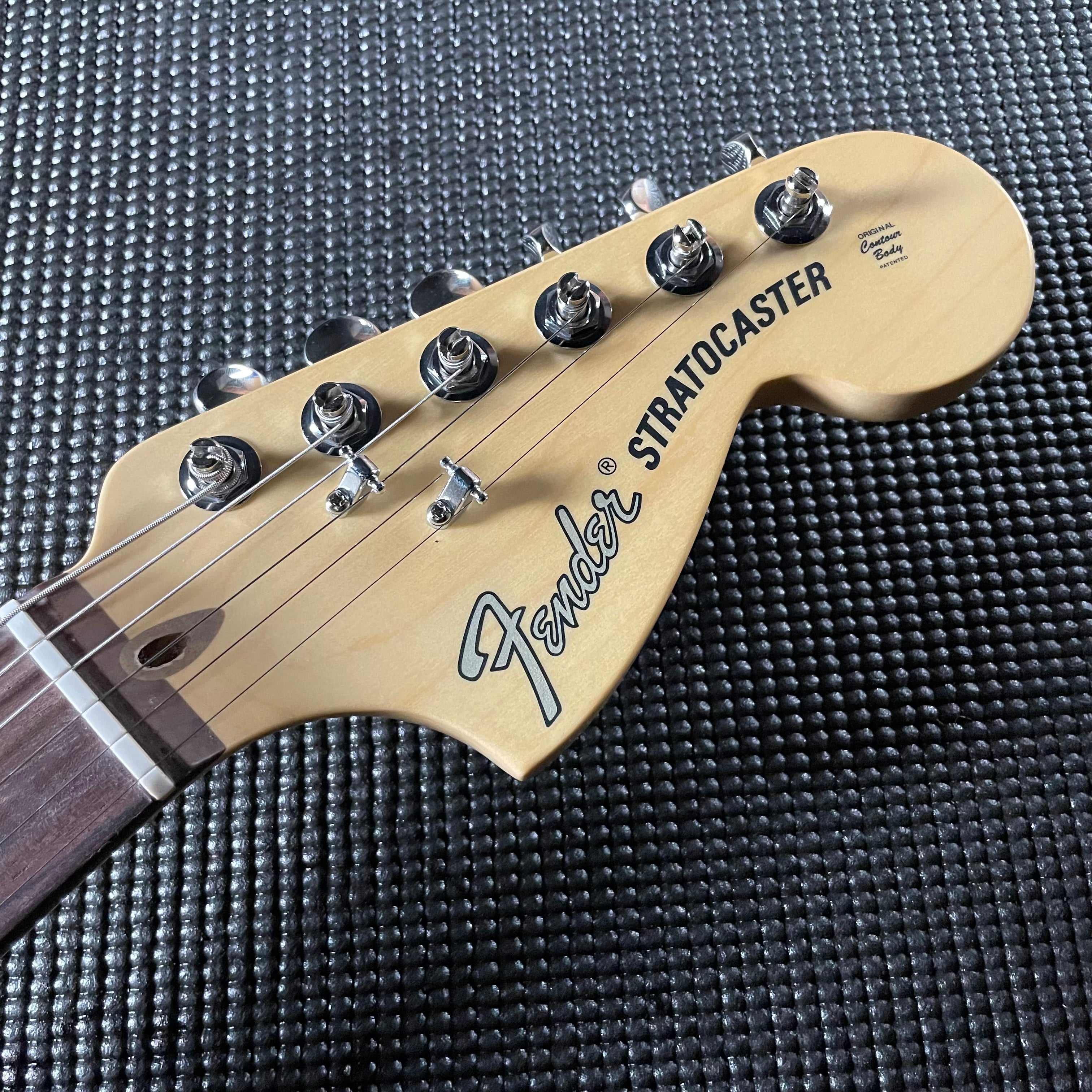 Fender American Performer Stratocaster, Rosewood- Honey Burst (US23071556) - Metronome Music Inc.