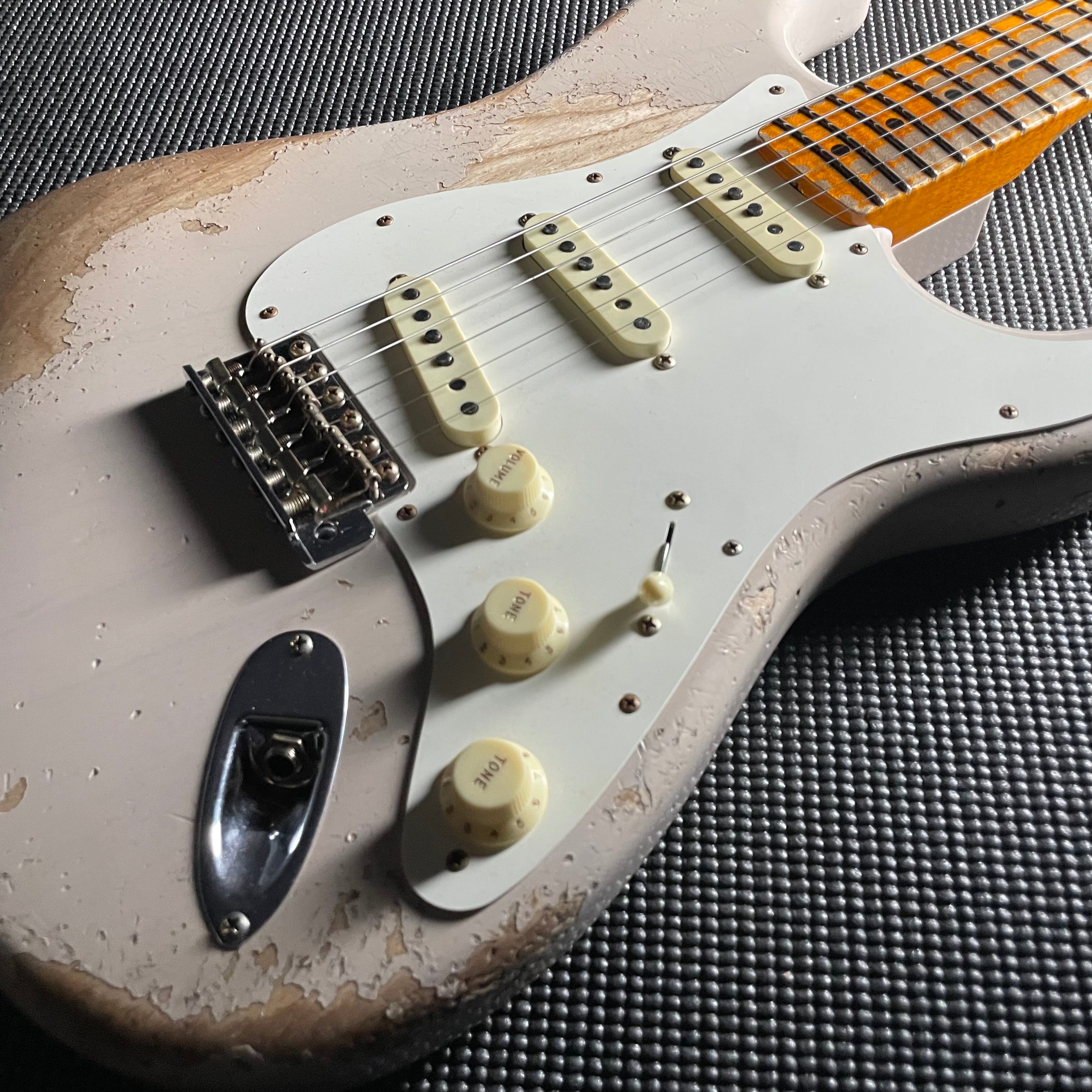 Fender Custom Shop LTD Red Hot Stratocaster, Super Heavy Relic- Aged Dirty White Blonde (7lbs 7oz) - Metronome Music Inc.