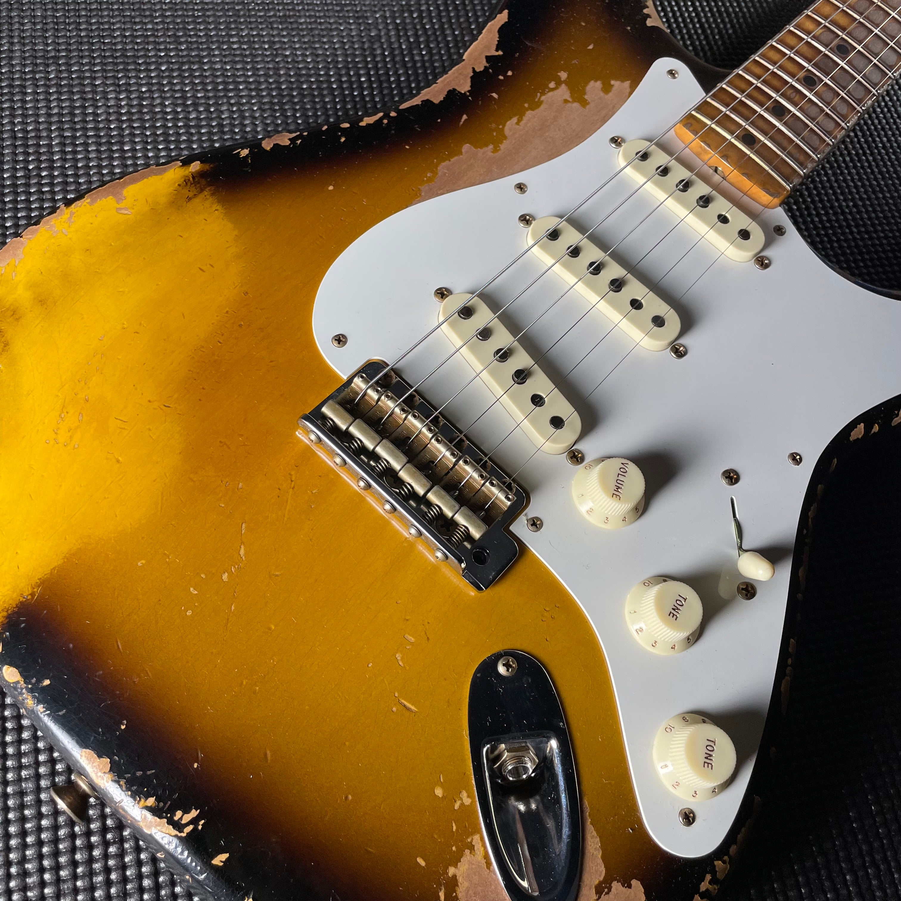 Fender Custom Shop LTD 1956 Stratocaster, Super Heavy Relic- Super Faded Aged 2-Tone Sunburst (7lbs 10oz) - Metronome Music Inc.