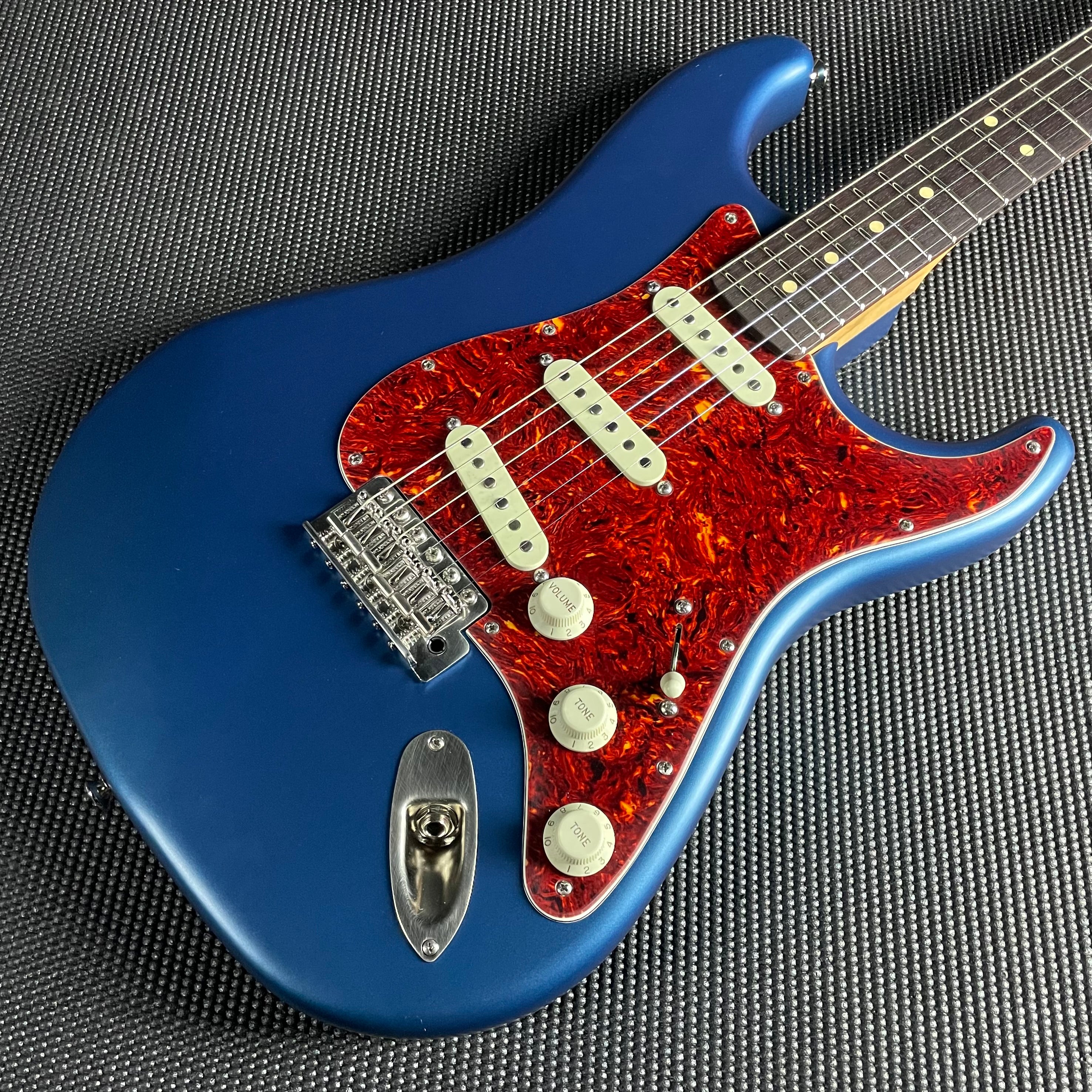 LsL Instruments Saticoy ONE B, Roasted Maple, 22-Fret- Lake Placid Blue (7lbs 5oz) - Metronome Music Inc.