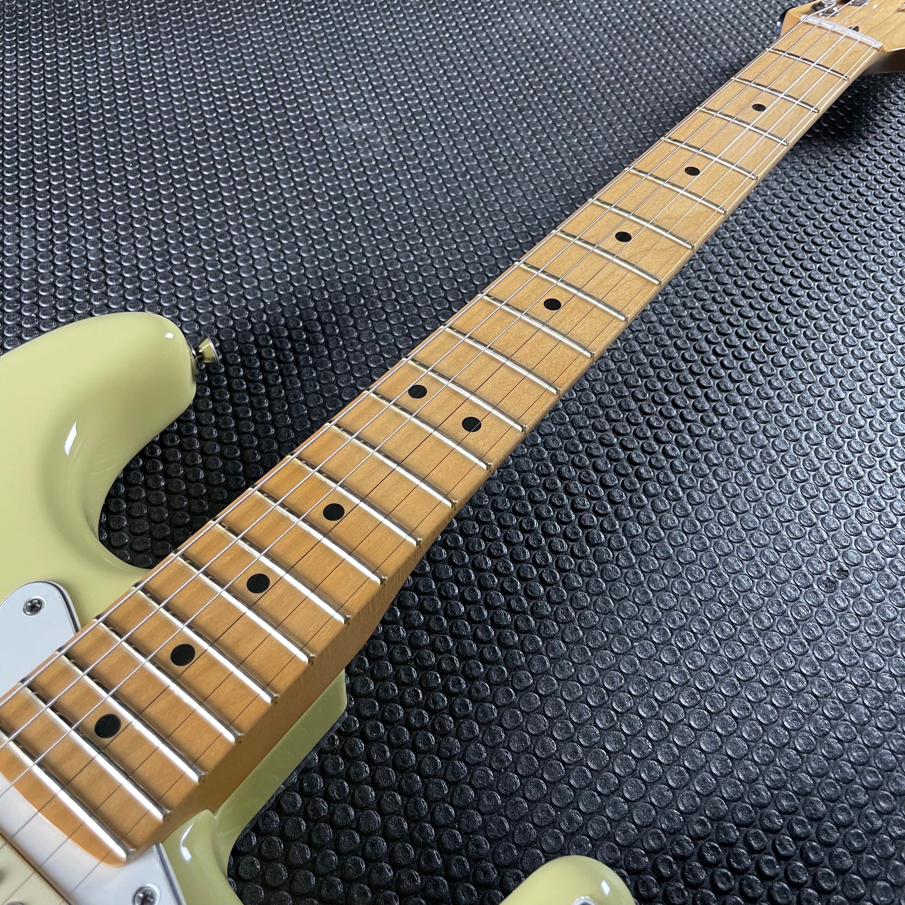 Fender Player II Stratocaster, Maple- Hialeah Yellow (7lbs 12oz)