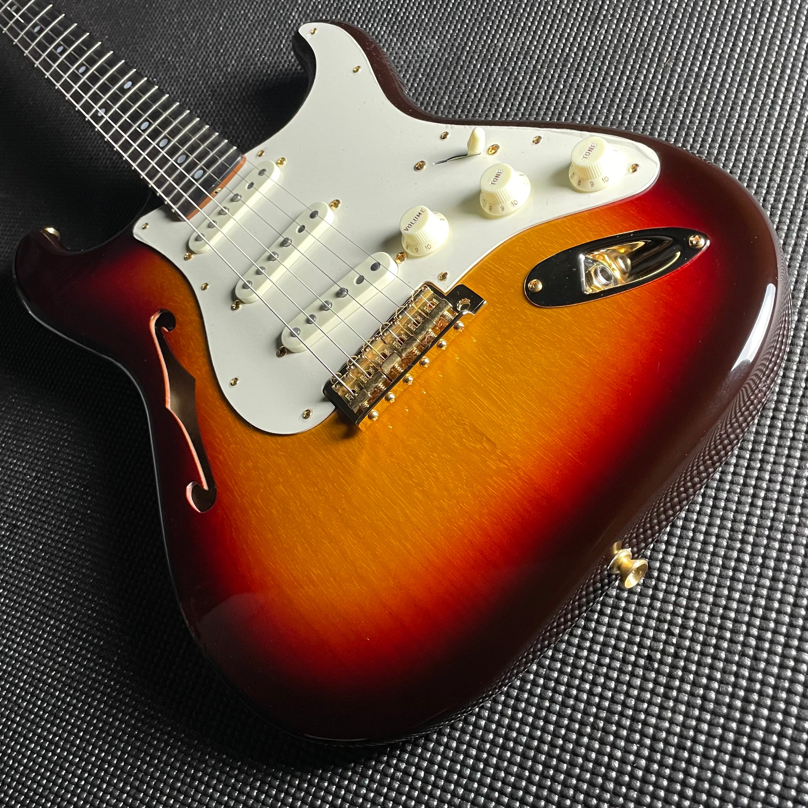 Fender Artisan Korina Stratocaster, Rosewood- Chocolate 3-Color Sunburst (7lbs 12oz) - Metronome Music Inc.