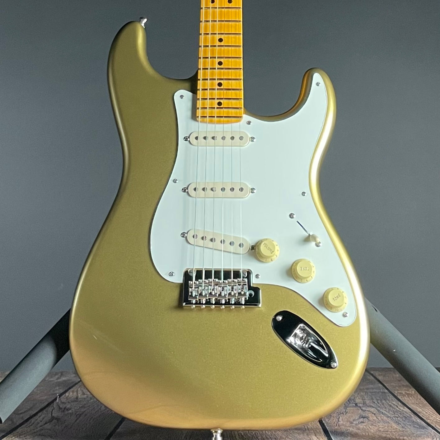 Fender Lincoln Brewster Stratocaster, Maple- Aztec Gold (LB01458) - Metronome Music Inc.