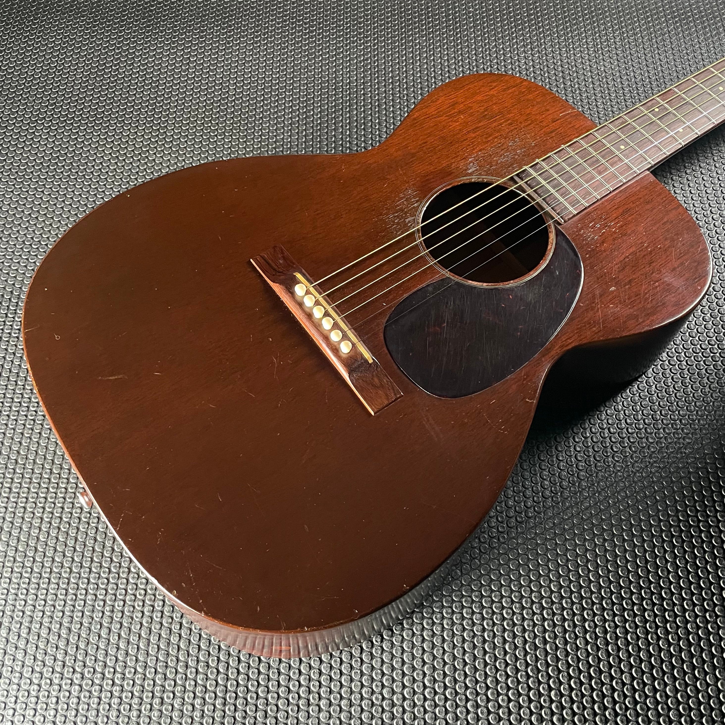 C.F. Martin 00-17 Flat Top Acoustic w/Chipboard Case (1949)