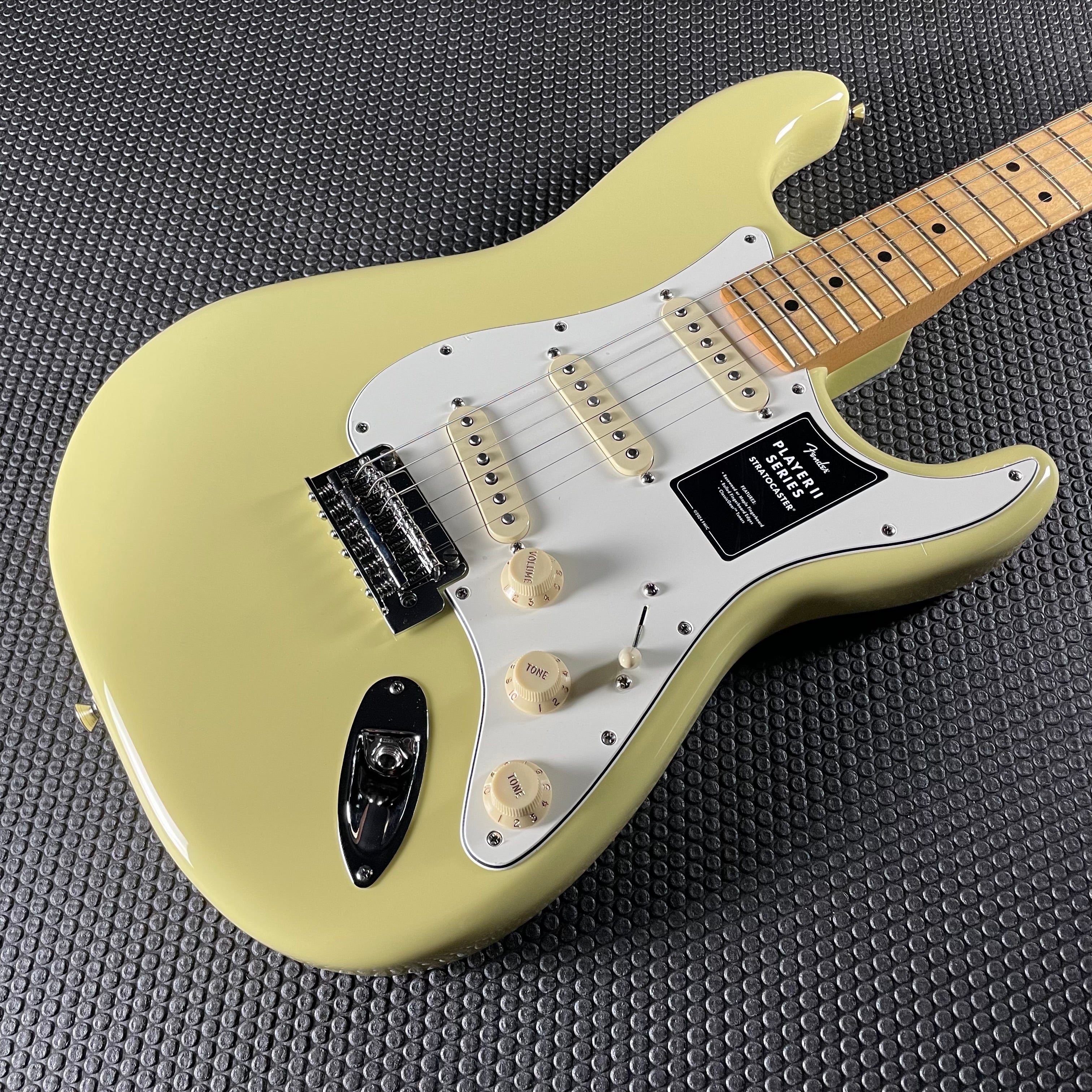 Fender Player II Stratocaster, Maple- Hialeah Yellow (7lbs 12oz)