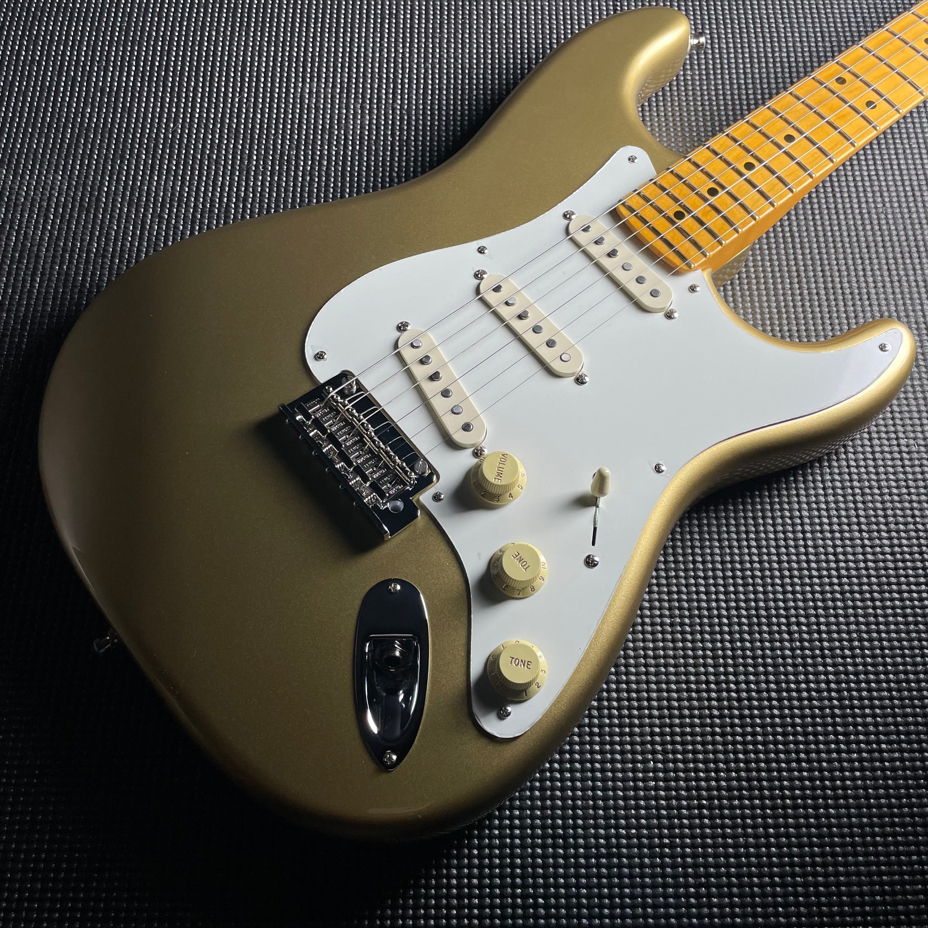 Fender Lincoln Brewster Stratocaster, Maple- Aztec Gold (LB01458) - Metronome Music Inc.