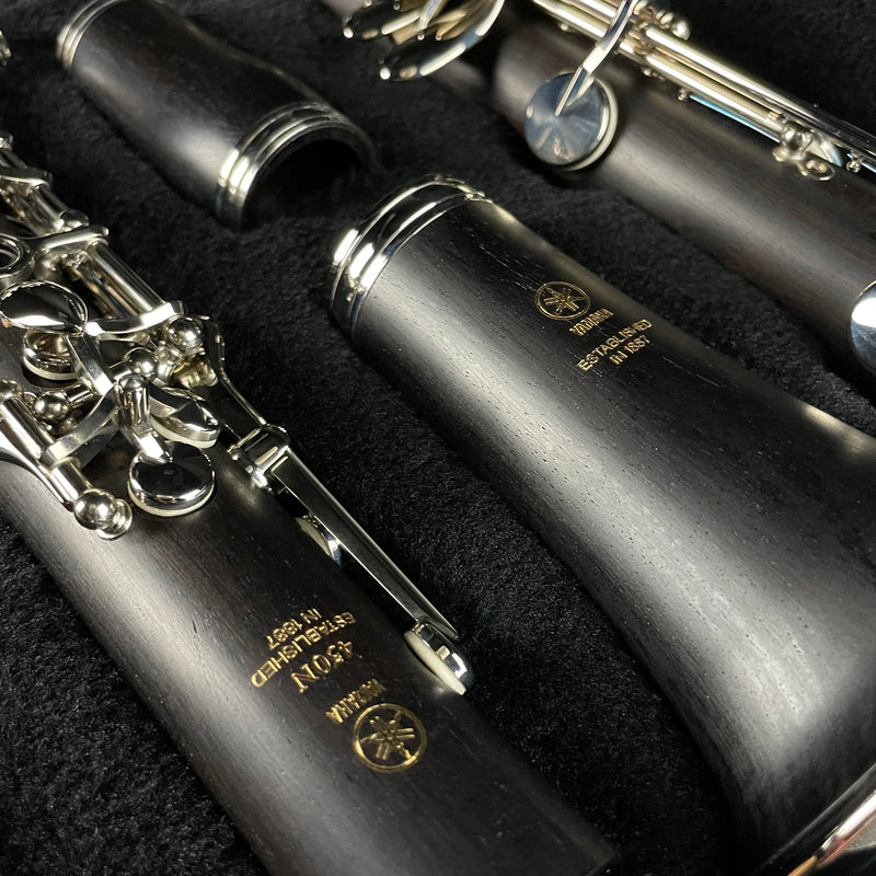Yamaha YCL 450N Intermediate Clarinet with Nickel Keys Metronome