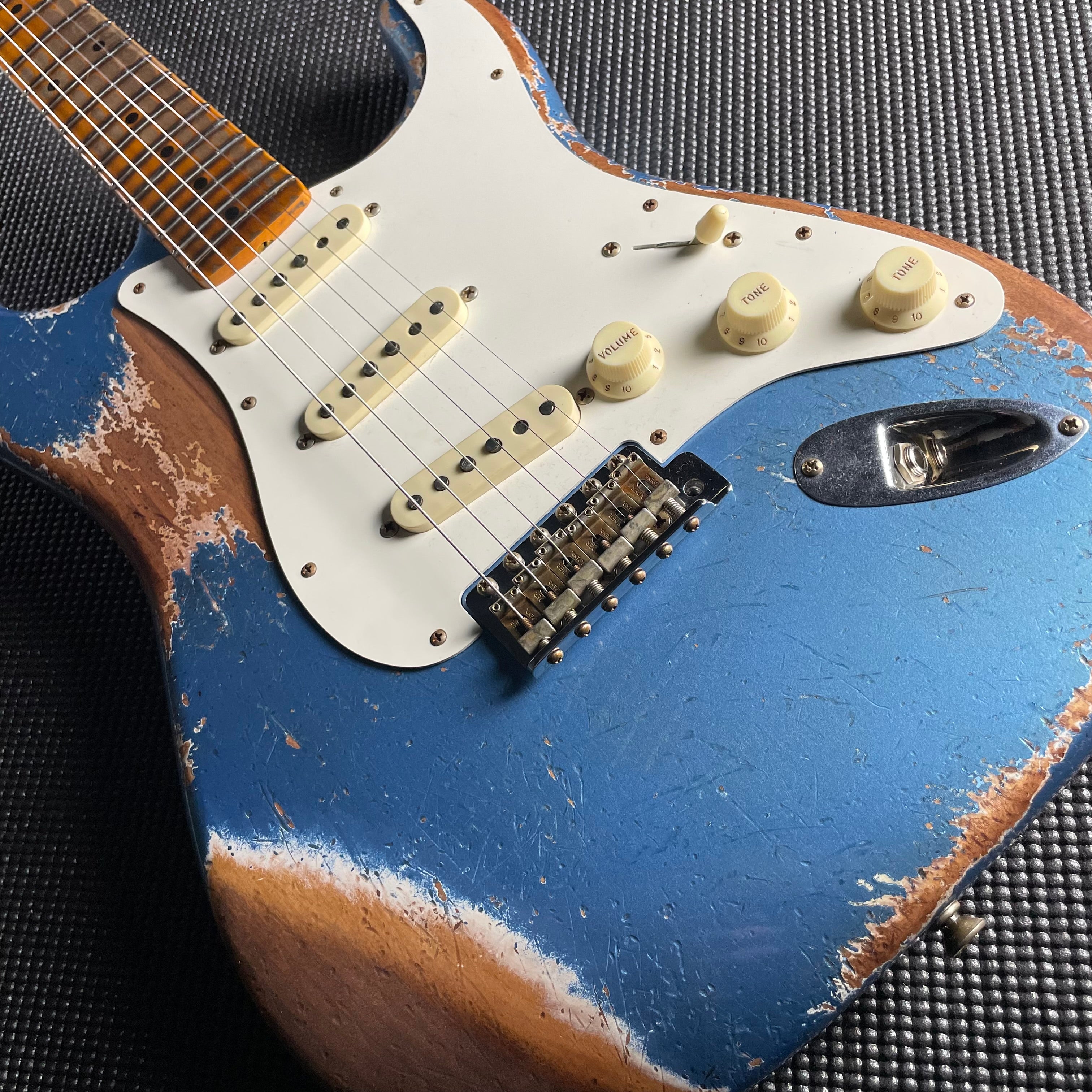 Fender Custom Shop LTD Red Hot Strat, Super Heavy Relic- Super Faded, Aged Lake Placid Blue (7lbs 13oz) - Metronome Music Inc.